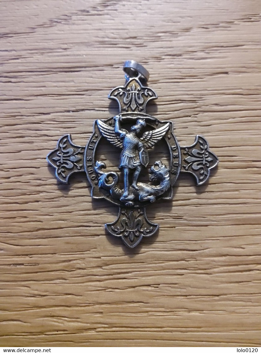 Tres Jolie Croix Saint Georges Terrasant Un Dragon - Pendants