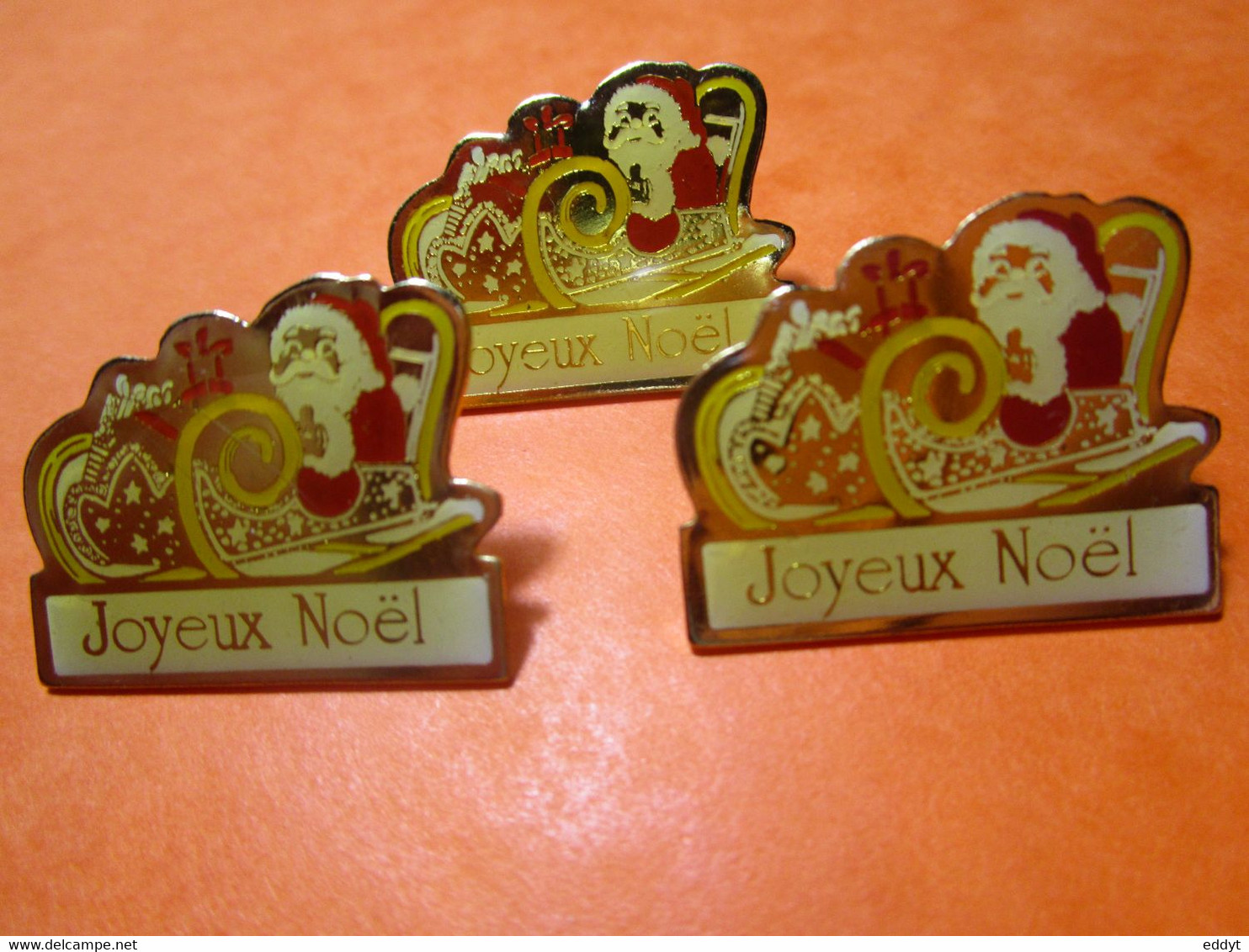 3 PIN'S Avec époxy * PIN'S - Père NOËL Avec Traineau JOYEUX NOËL - 3 Pin's = 2,5 € - NEUFS - Noël