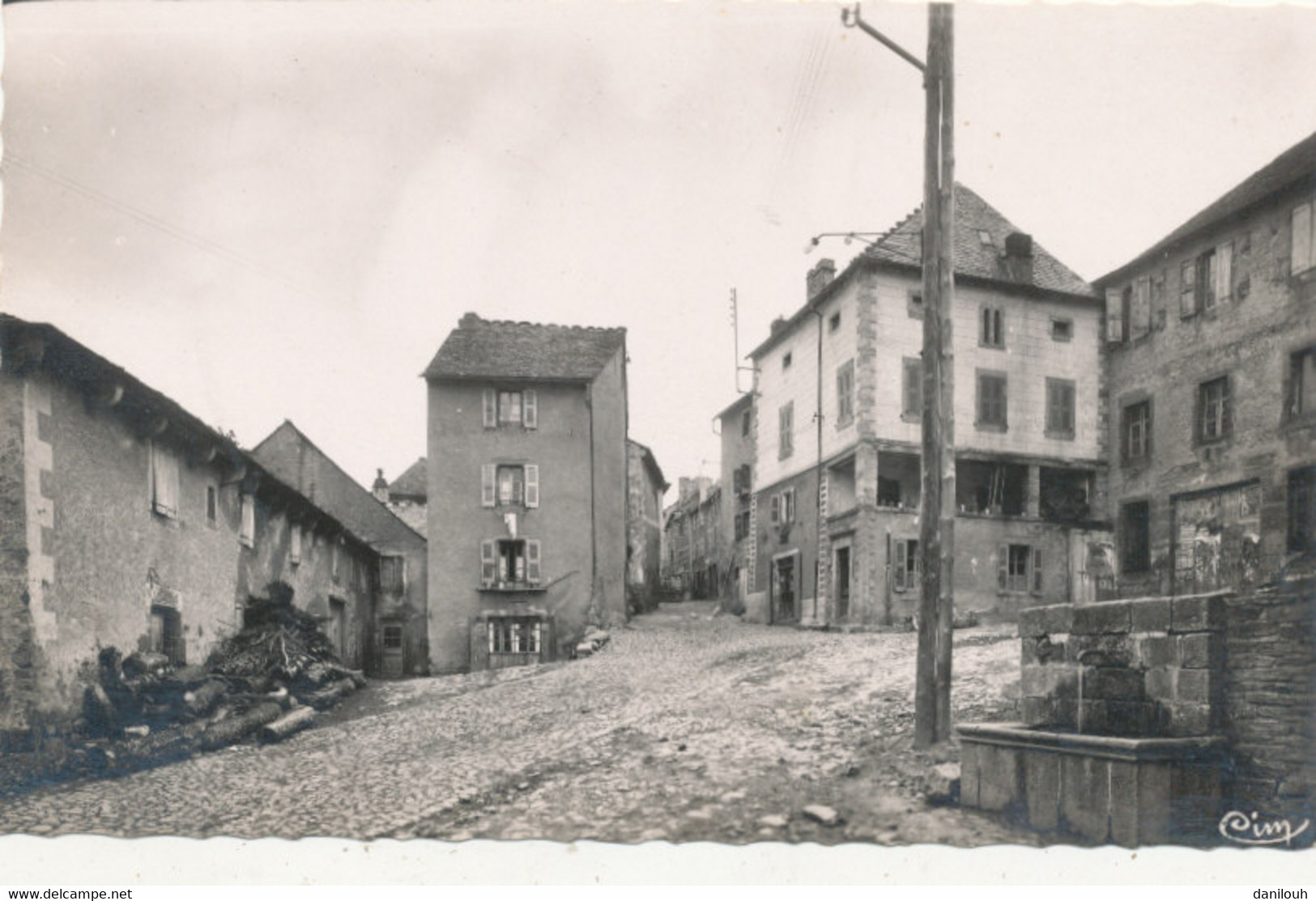 48 // LE BLEYMARD   Place Du Marché - Rue Principale  CPSM Petit Format - Le Bleymard