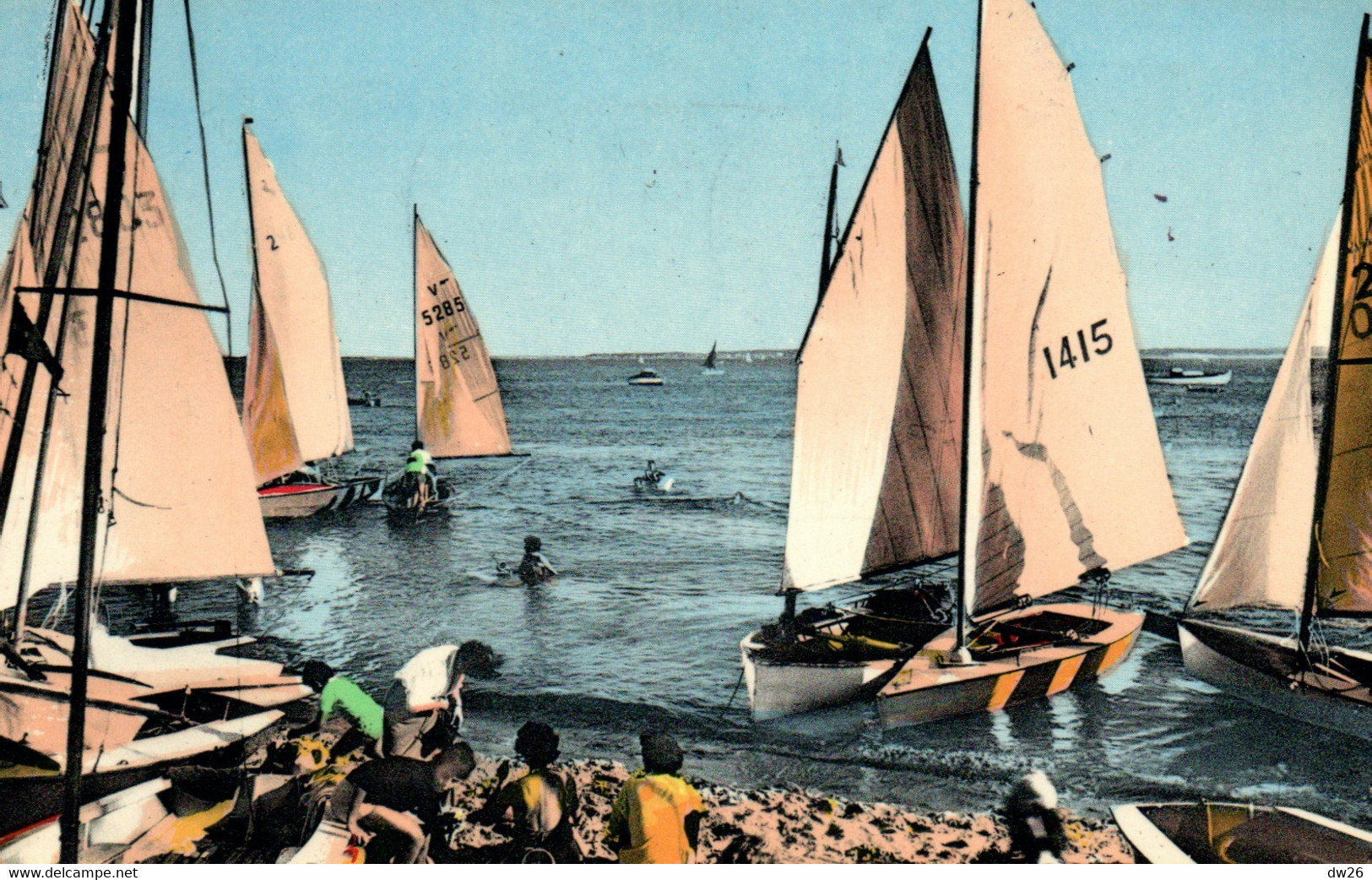 Voile - Sur La Plage, Départ Pour Les Régates - Arcachon (Côte D'Argent) Carte Colorisée N° 9081 - Voile