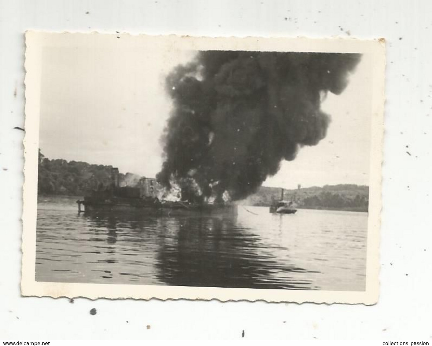 Photographie , 85 X 60 Mm ,  Madagascar , TAMATAVE, Bateau En Feu , Exercice Incendie - Barche