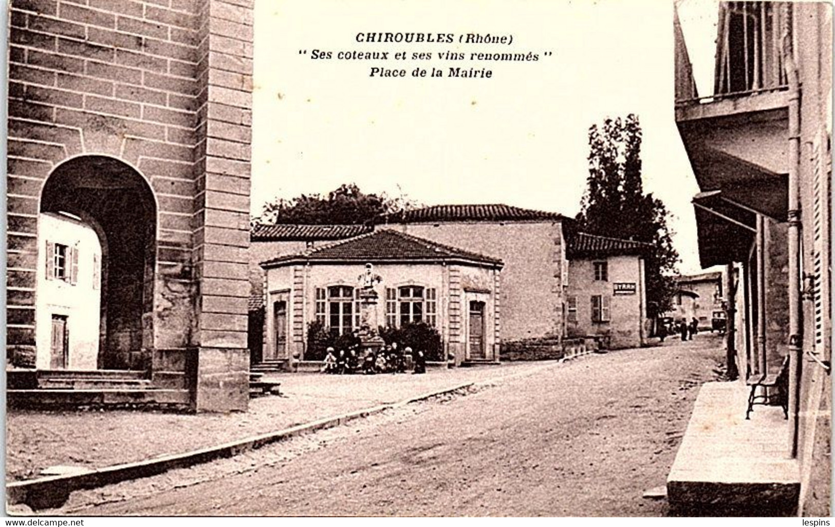 69 - CHIROUBLES -- Ses Coteaux Et Ses Vins Renomés - Place De La Mairie - Chiroubles