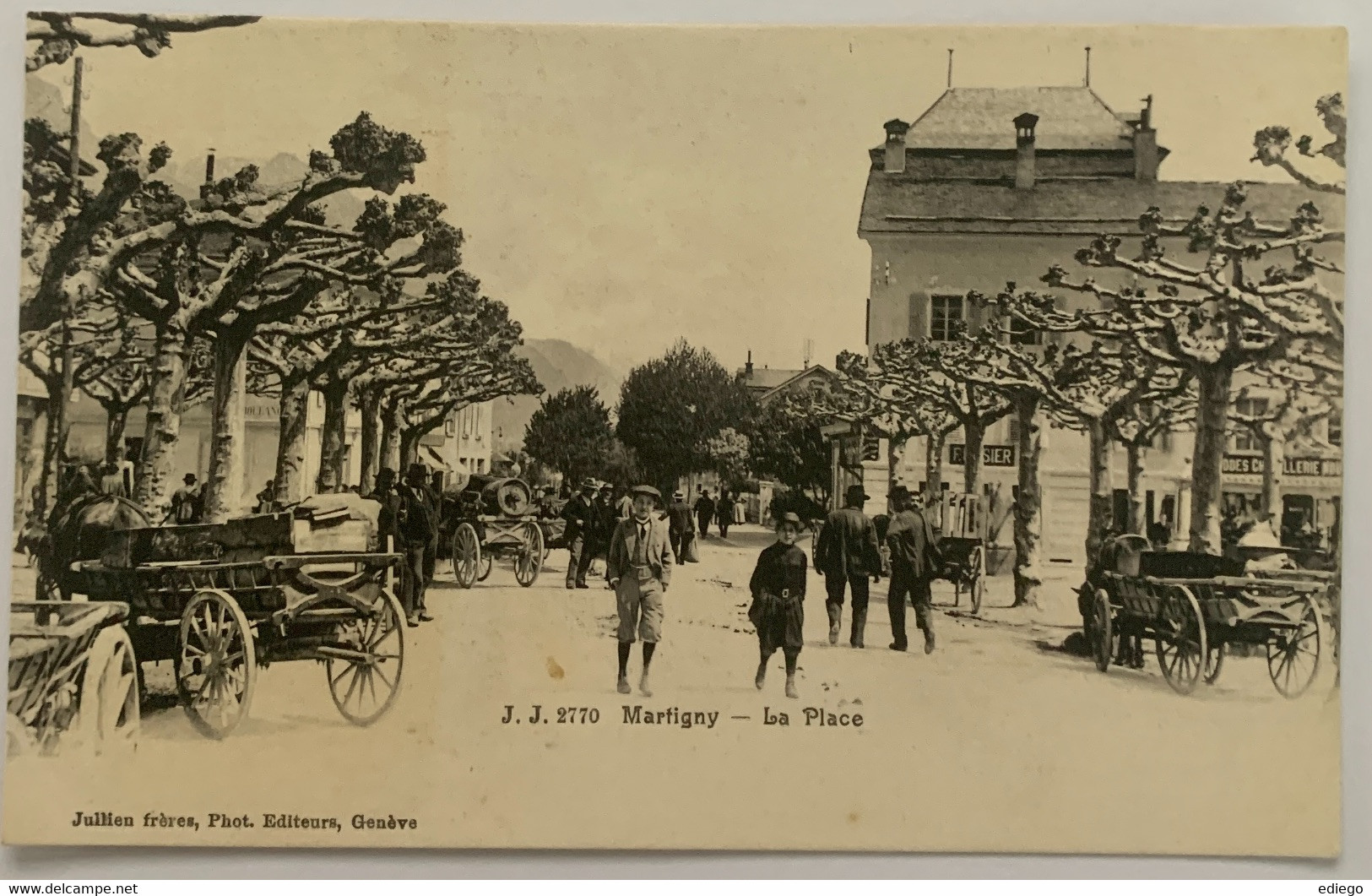 VALAIS: MARTIGNY - SUPERBE CARTE DE LA PLACE AVEC PERSONNAGES ET CHARS... EN PARFAIT ETAT - Martigny