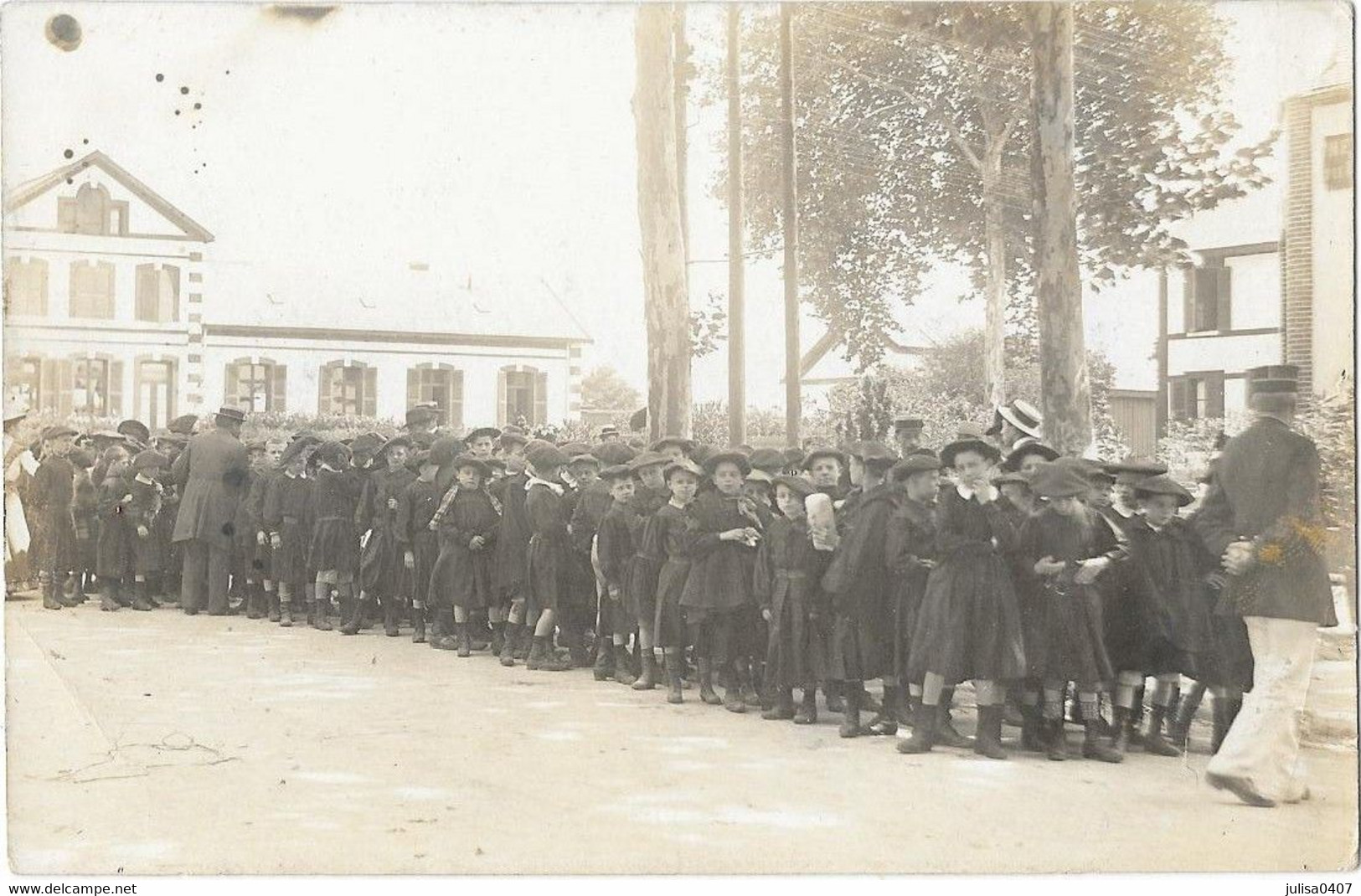 GIEN (45)  Carte Photo Groupe D'écoliers Place De La Gare Belle Animation - Gien