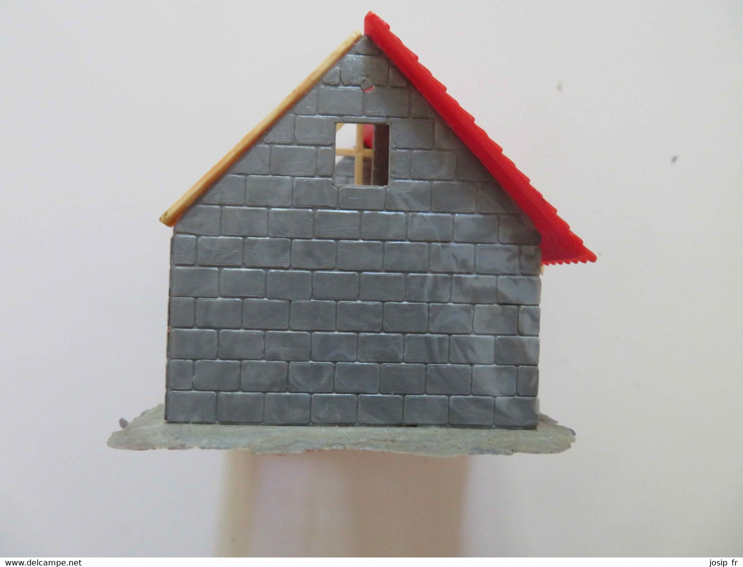 MODELISME FERROVIAIRE: MAQUETTE MAISON EN CONSTRUCTION + OUVRIER SUR ÉCHELLE (FORMAT HO) - Streckendekoration