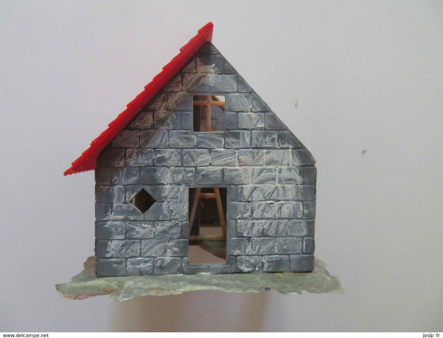 MODELISME FERROVIAIRE: MAQUETTE MAISON EN CONSTRUCTION + OUVRIER SUR ÉCHELLE (FORMAT HO) - Streckendekoration