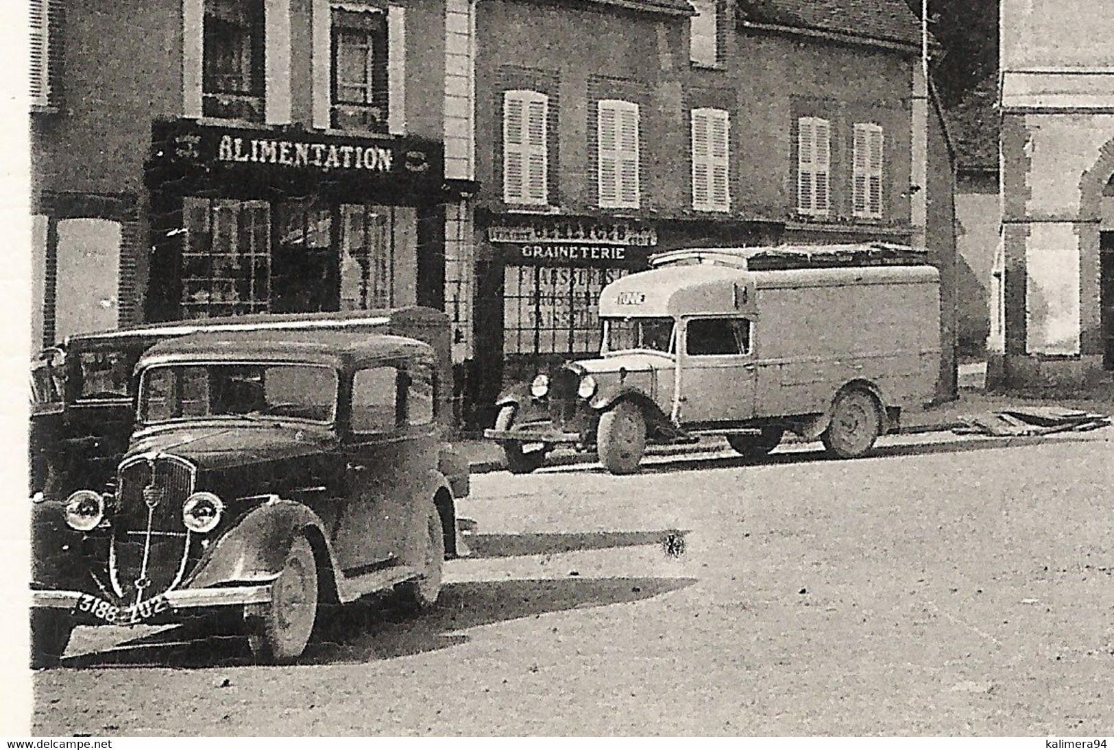 YONNE  /  CERISIERS  /  LA  PLACE  DE  LA  MAIRIE  ET  L' EGLISE  ( Automobile HOTCHKISS + CAMION ) /  Edit. TANNE - Cerisiers