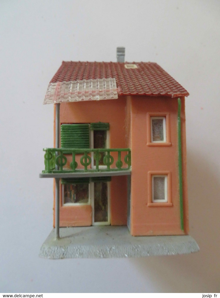 MODELISME FERROVIAIRE: MAQUETTE MAISON MODERNE AVEC COMMERCE "ROSA KAST" (FORMAT HO) - Decoración