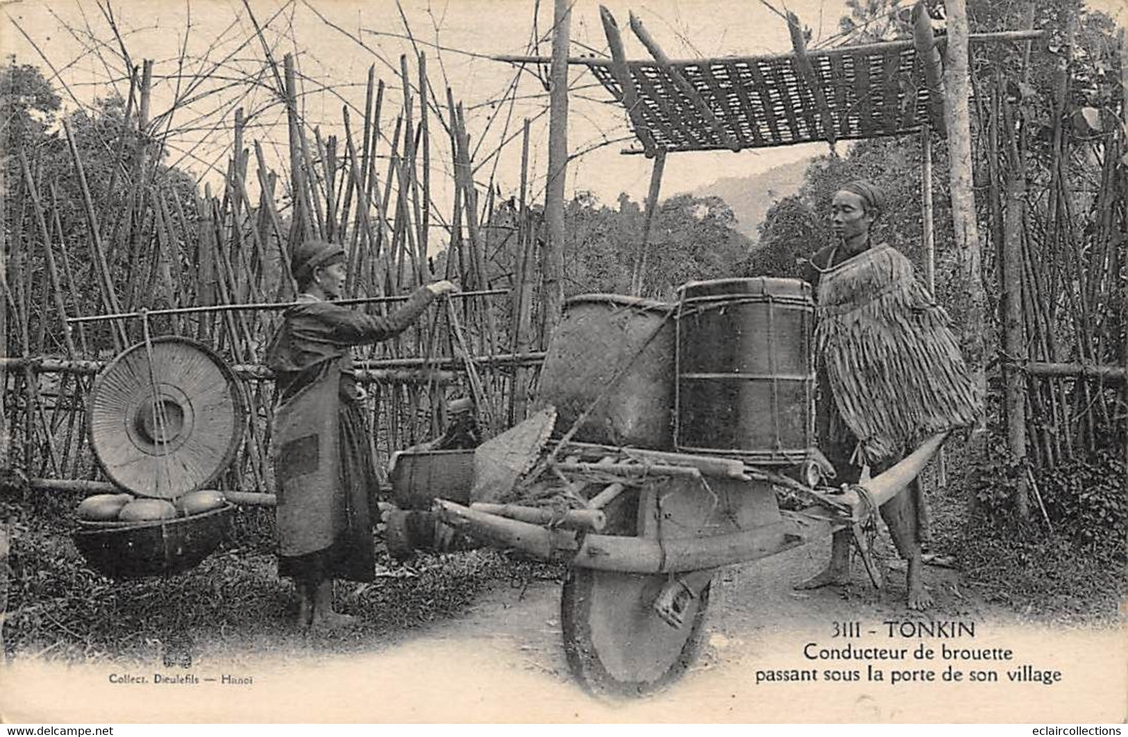 Asie. Viêt-Nam :Tonkin:    Conducteur De Brouette Passant Sous La Porte De Son Village      (voir Scan) - Vietnam