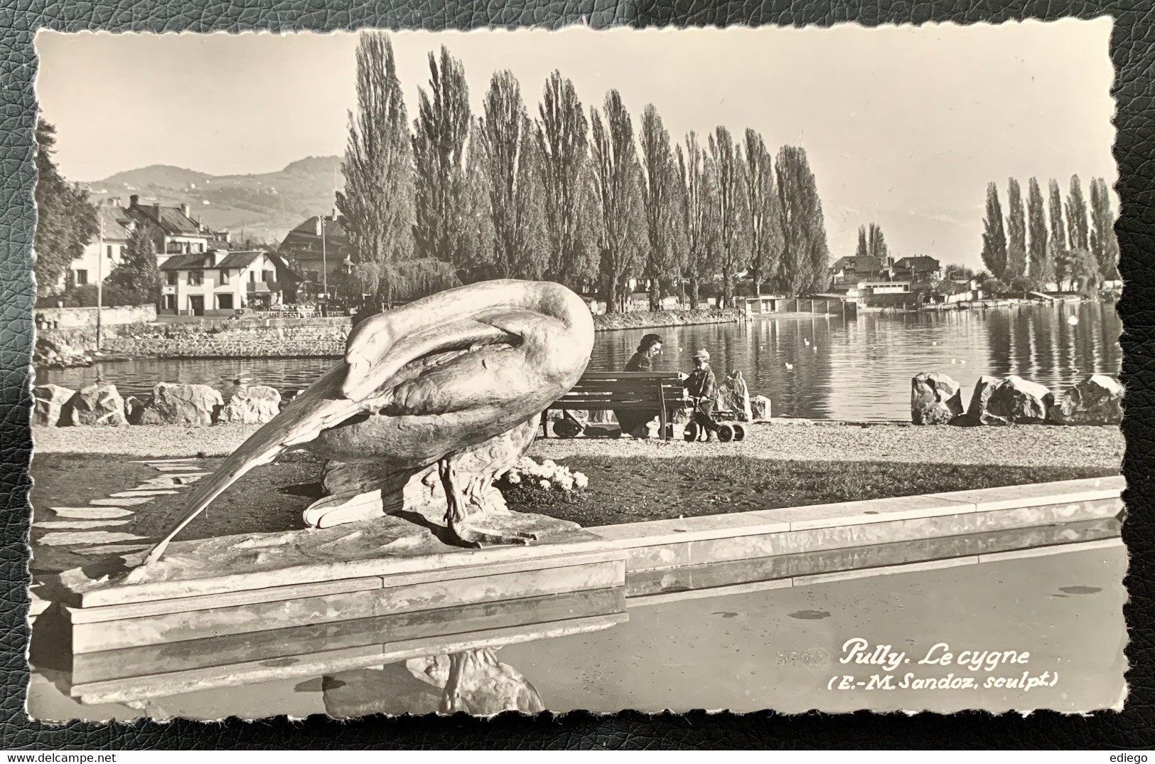 PULLY: ANNEE 1950 ENV. AU PORT DE PULLY - STATUE "LE CYGNE" AVEC UNE MAMAN ET SON ENFANT - Pully