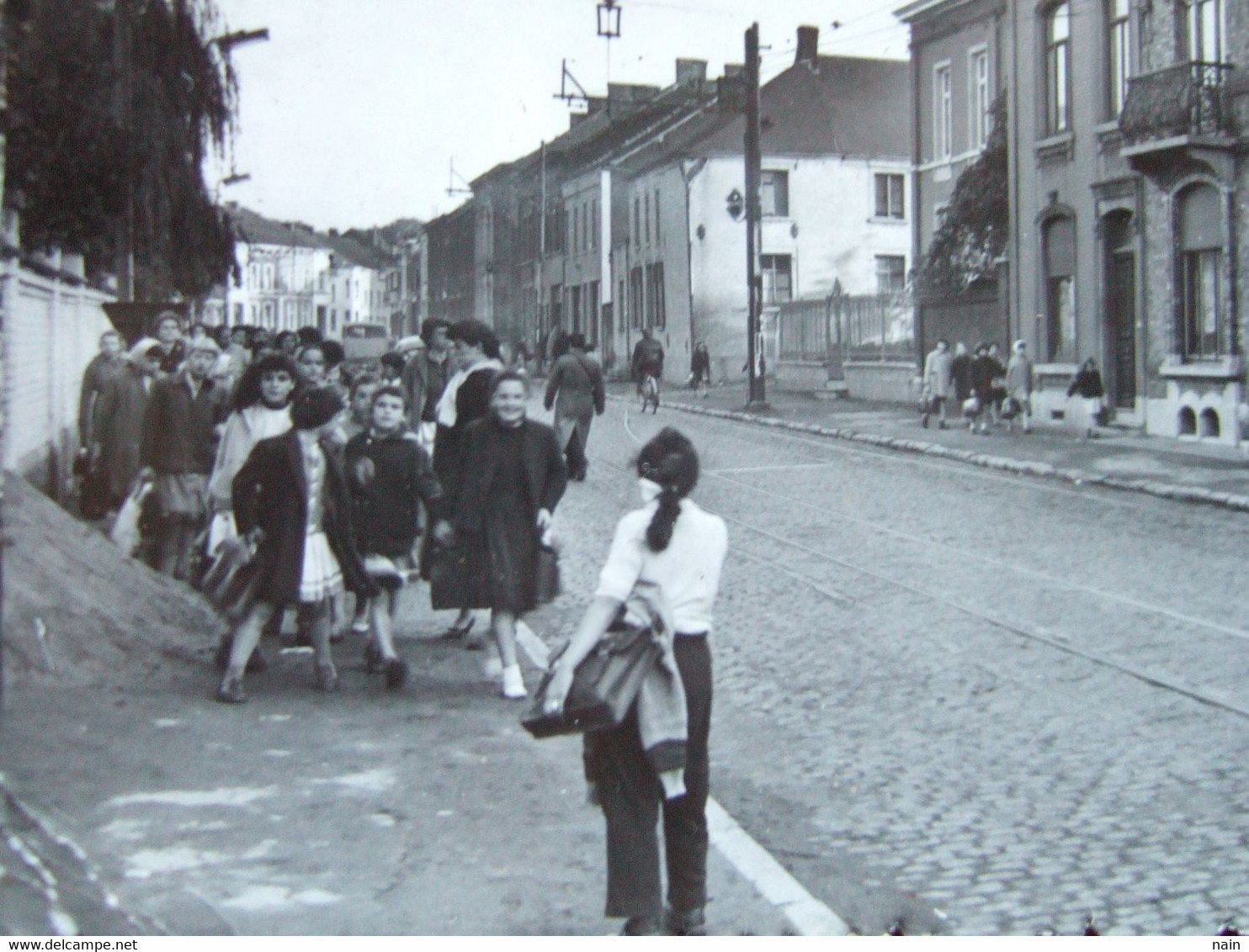 BELGIQUE - ANDERLUES - " RUE PAUL JANSON " - ENFANTS RENTRANT DE L'ECOLE....Voir Les Scans... - Anderlues