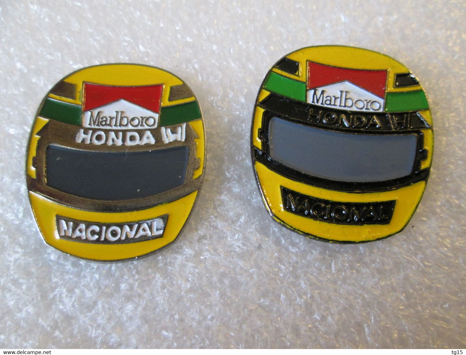 PIN'S   LOT  2  CASQUES  AYRTON  SENNA  HONDA  MARLBORO - F1