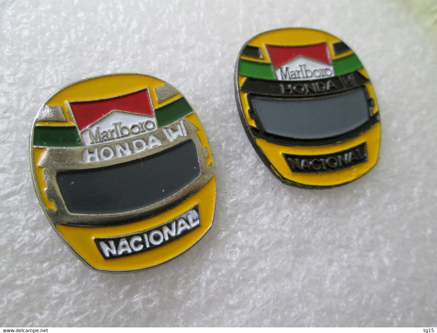 PIN'S   LOT  2  CASQUES  AYRTON  SENNA  HONDA  MARLBORO - F1