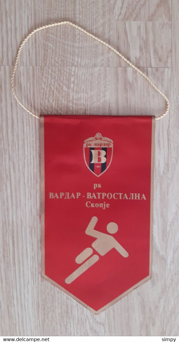 Pennant Handball Club VARDAR Skopje Macedonia 11x20cm - Palla A Mano