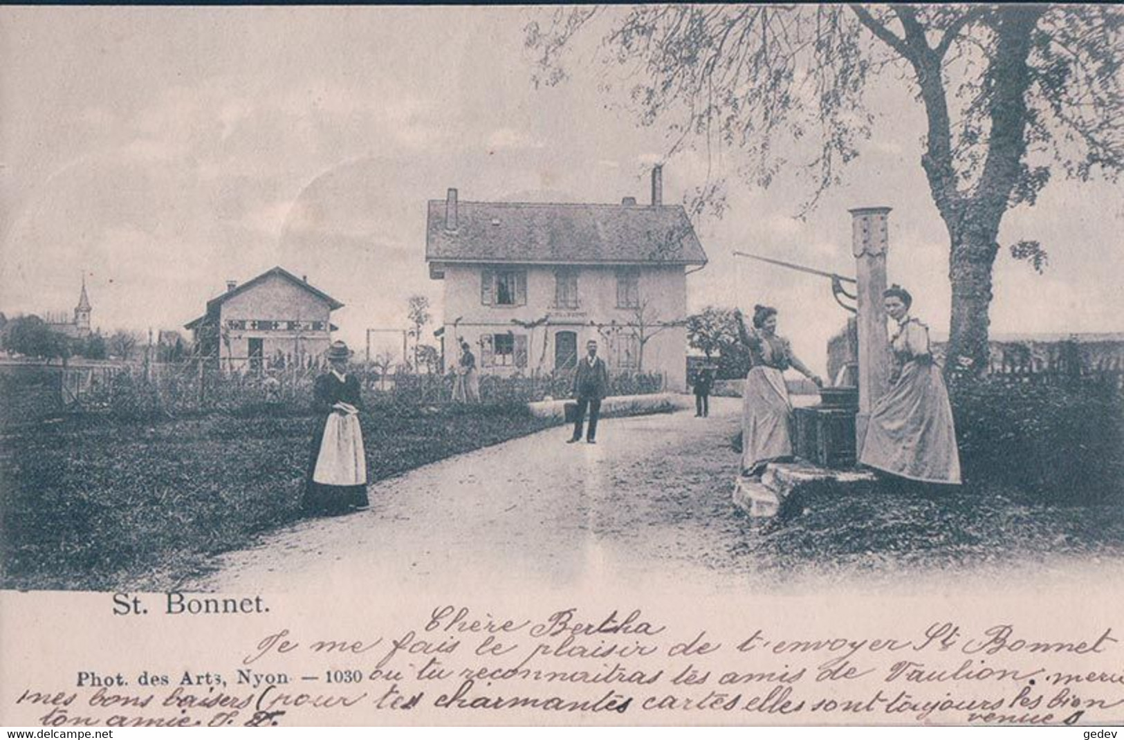 St Bonnet Bursinel VD, Collège Et Femme Pompant L'eau Du Puits (1030) - Bursinel