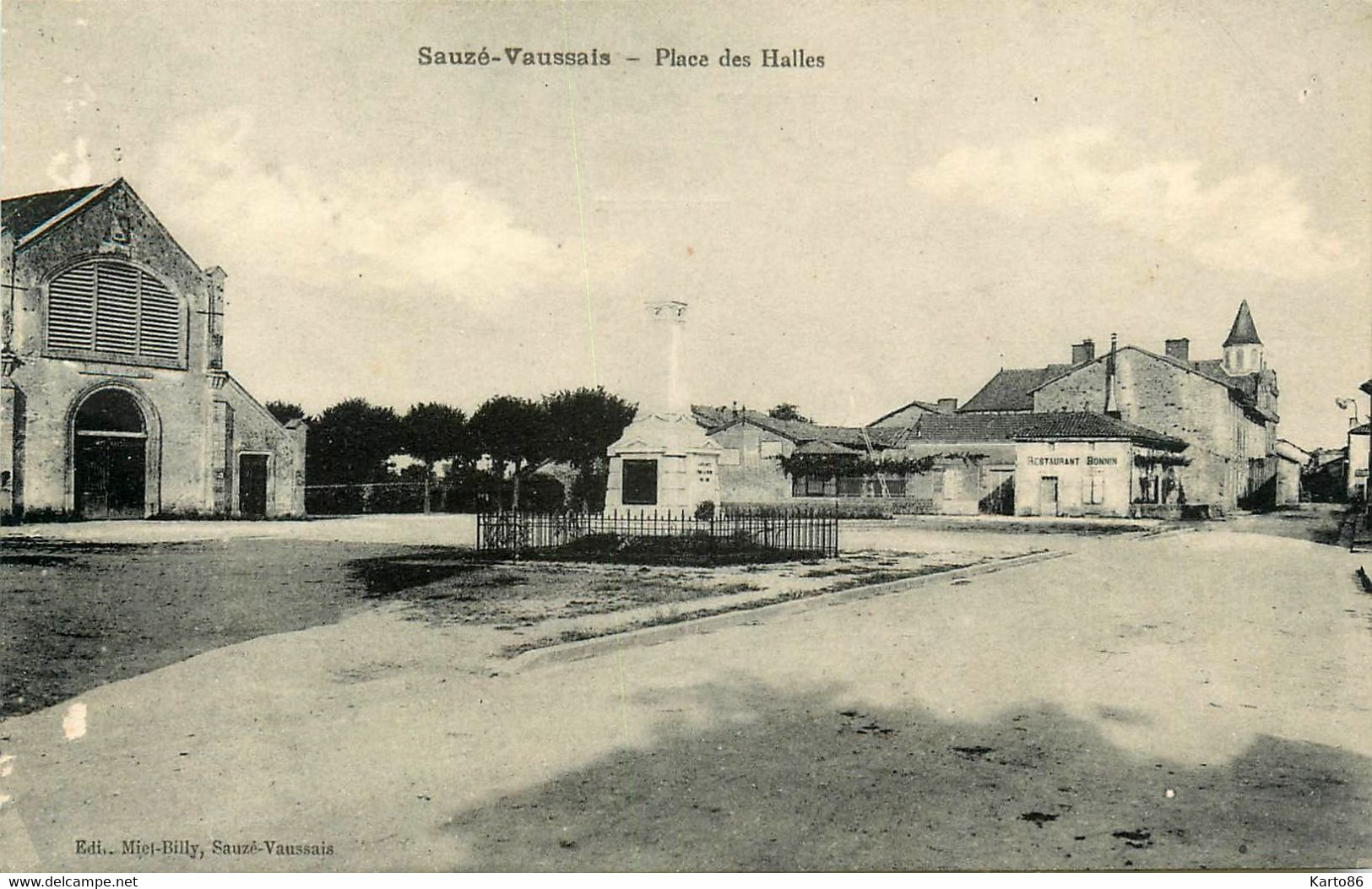 Sauzé Saussé Vaussais * La Place Des Halles * Restaurant BONNIN - Sauze Vaussais