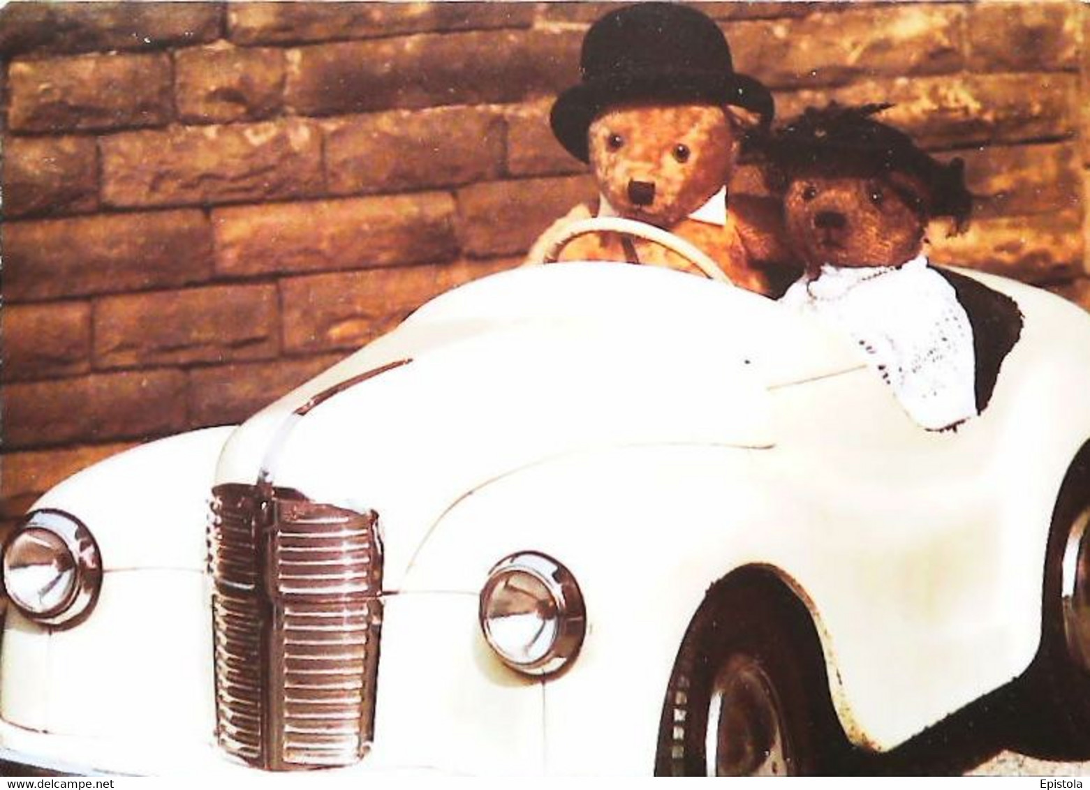 ► Carte Postale Publicité - Voiture Austin J40 Pedal Teddy Bear Car 1950s - Voiture à Pédales   - Reproduction - Werbemodelle - Alle Marken