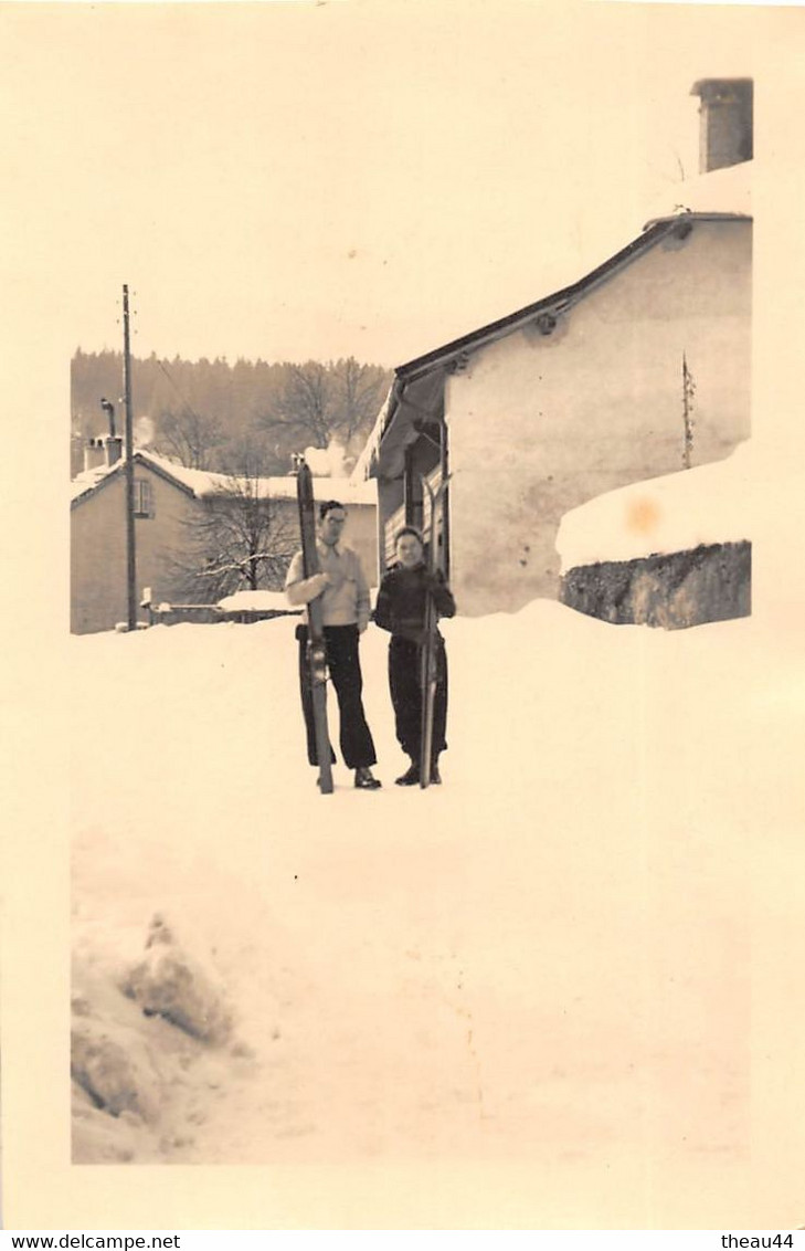 ¤¤  -  SAINT-CERGUES   -  Cliché D'un Couple Se Préparant à Faire Du Ski En 1941  - Sport D'hiver   -   Voir Description - Saint-Cergues