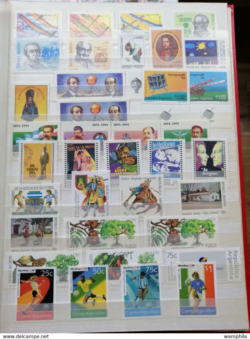 Argentine une collection dans un classeur timbres neufs** 1930/2008 cote 930€