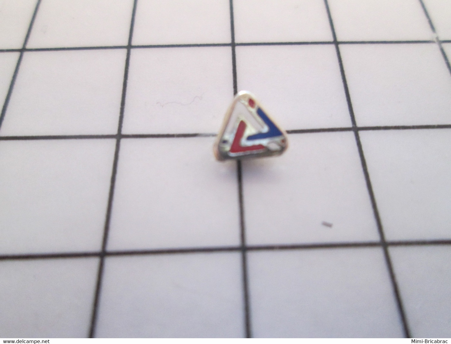 1020 Pins Pin's / Rare & Belle Qualité THEME SPORTS / BILLARD ? TRIANGLE TRICOLORE FEDERATION FRANCAISE ? - Billiards