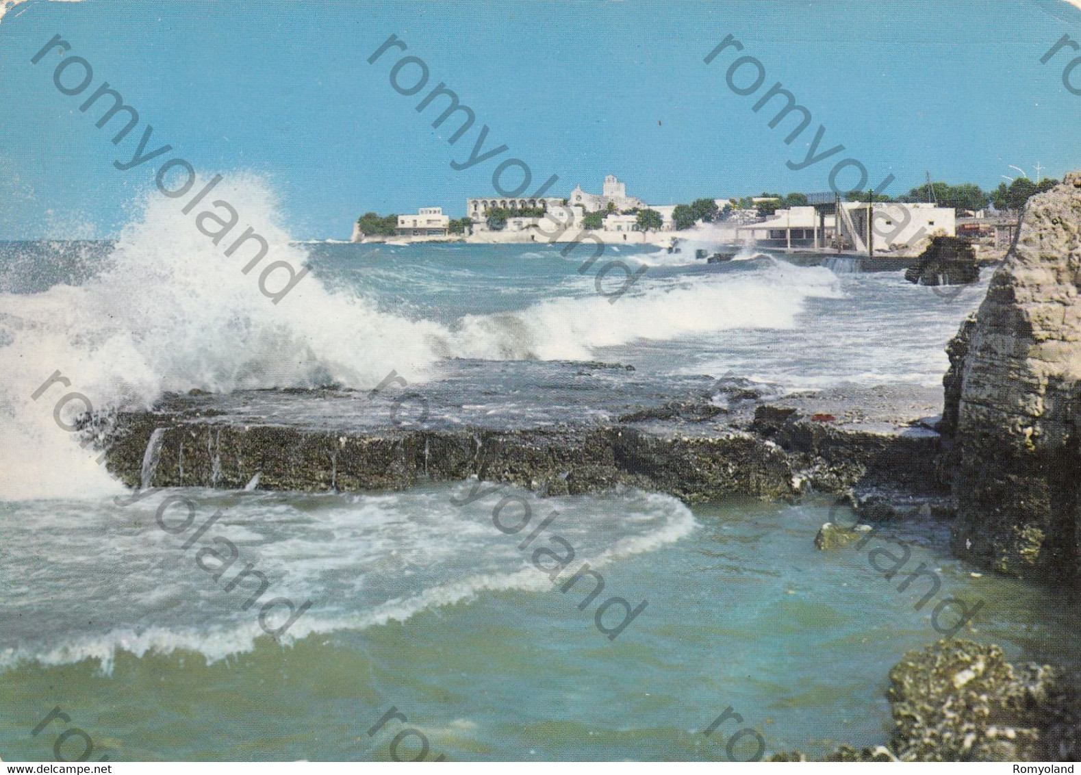 CARTOLINA  TRANI,PUGLIA ,MAREGGIATA SUGLI SCOGLI  VACANZA ,BARCHE A VELA,SOLE,MARE SPIAGGIA VIAGGIATA 1967 - Trani