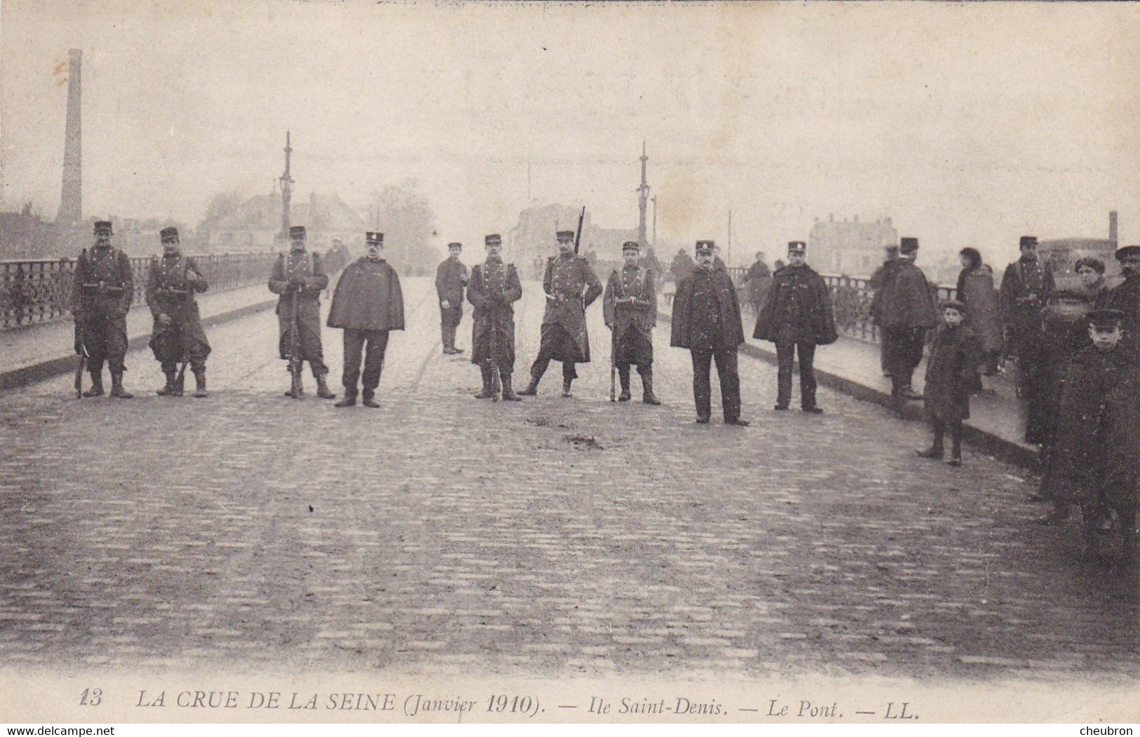 93. ILE SAINT DENIS. RARETE. CPA. LA CRUE DE LA SEINE 1910. BARRAGE DE POLICE SUR LE PONT. + TEXTE - L'Ile Saint Denis