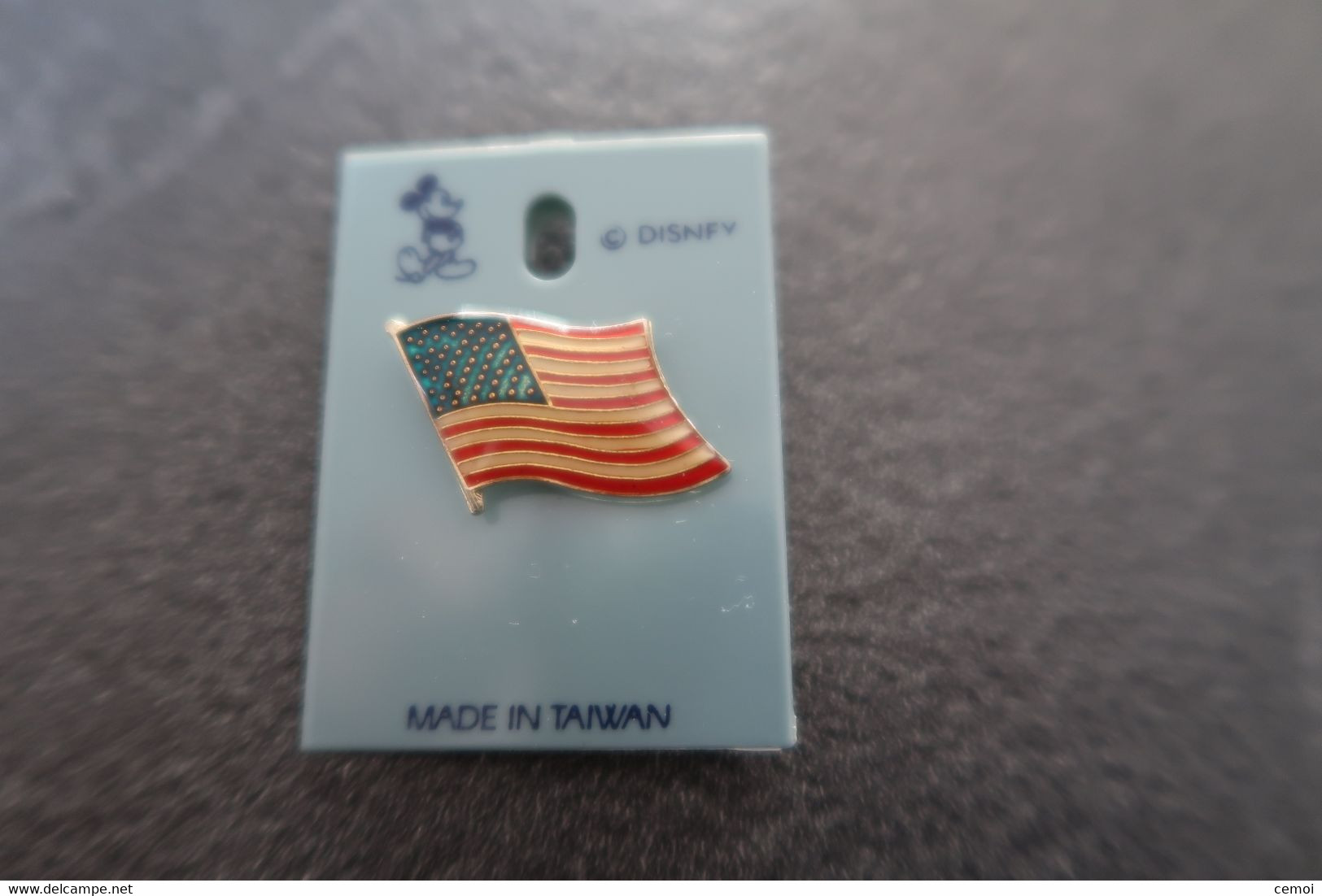 Pin's Drapeau Américain - Disney