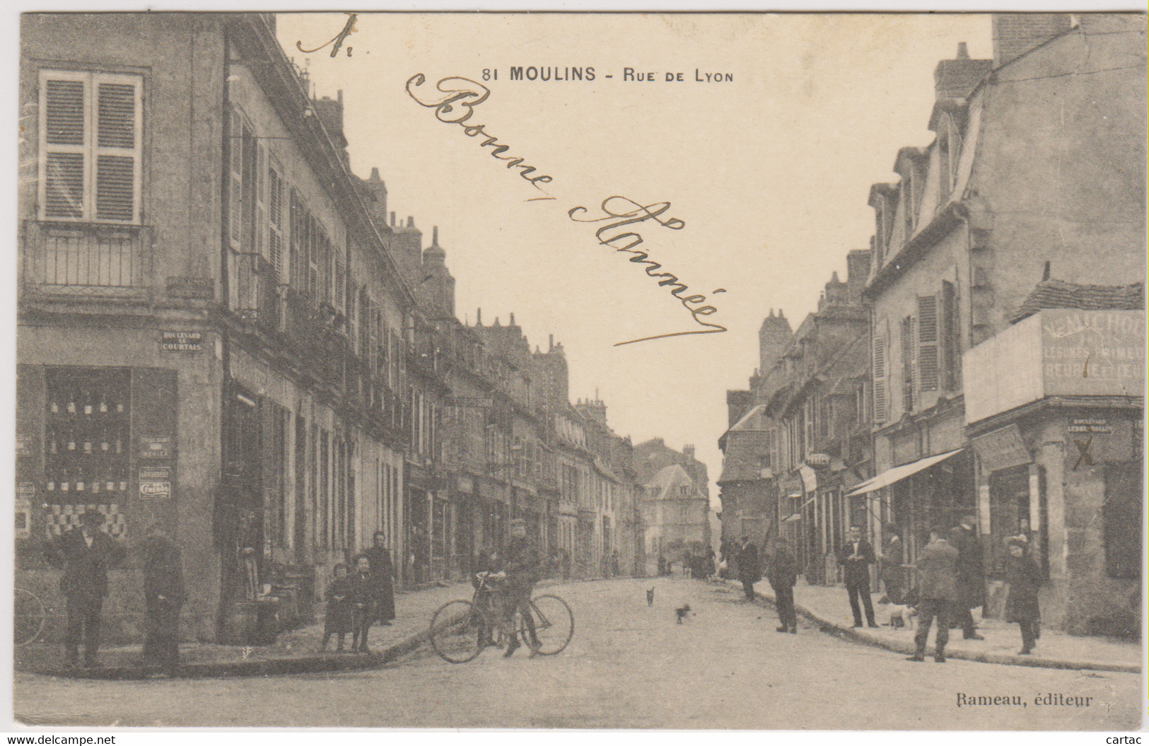 D03 - MOULINS - RUE DE LYON - Nombreuses Personnes Et Enfants - Cycliste - Chiens - Moulins