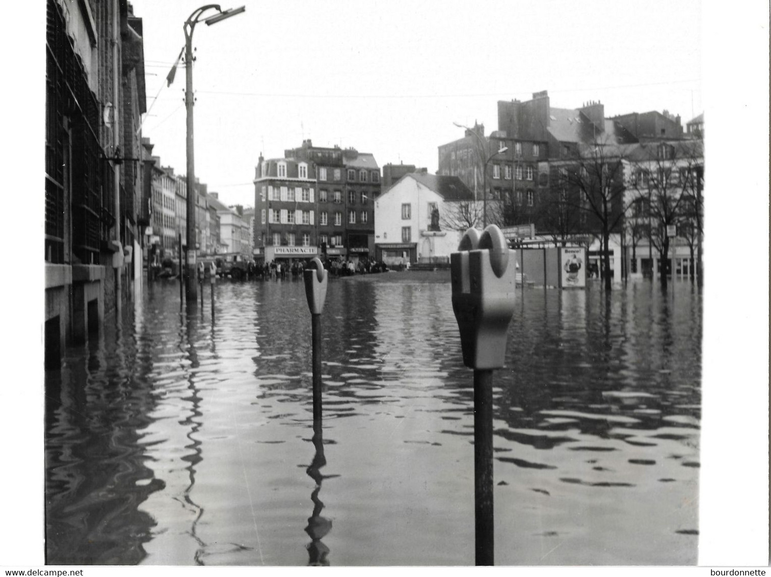 PHOTO - Photo De Presse -"GRANVILLE (manche) Inondée La Grande Place De GRANVILLE  Sous Les Eaux 20/02/1978 - Places