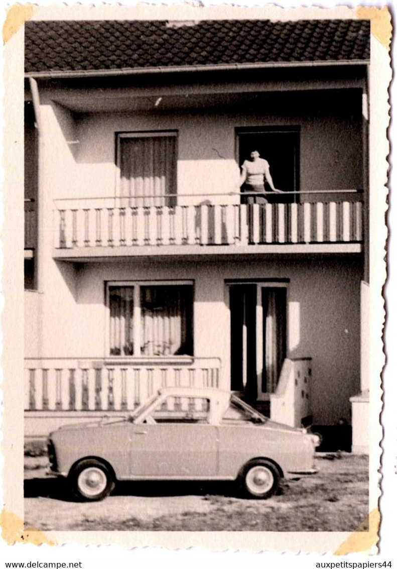 Photo Originale Portrait De Femme Au Balcon Et Son Rare Joli Petit Coupé à Identifier Vers 1960/70 - Auto's