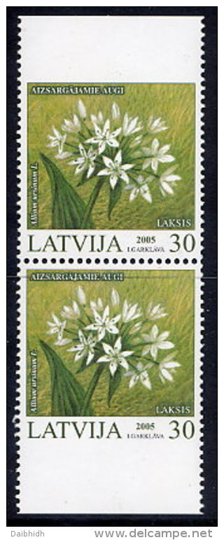 LATVIA 2005 Protected Flowers Booklet Pair MNH / **.  Michel 632 Do-u - Lettonie