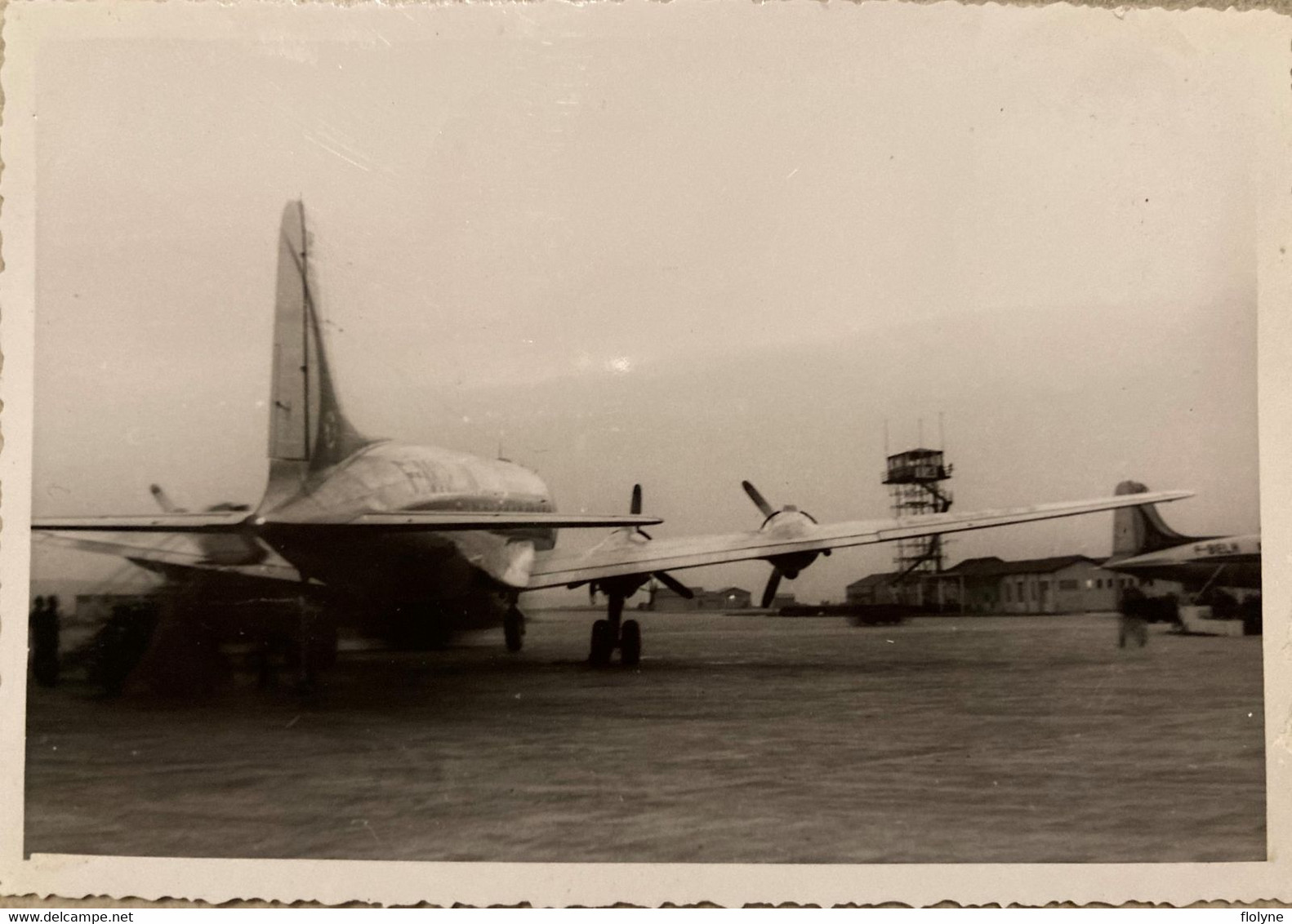 Marignane - 2 Belles Photos Anciennes - Aéroport - Aviation - Un Avion De Ligne Sur La Piste - Marignane