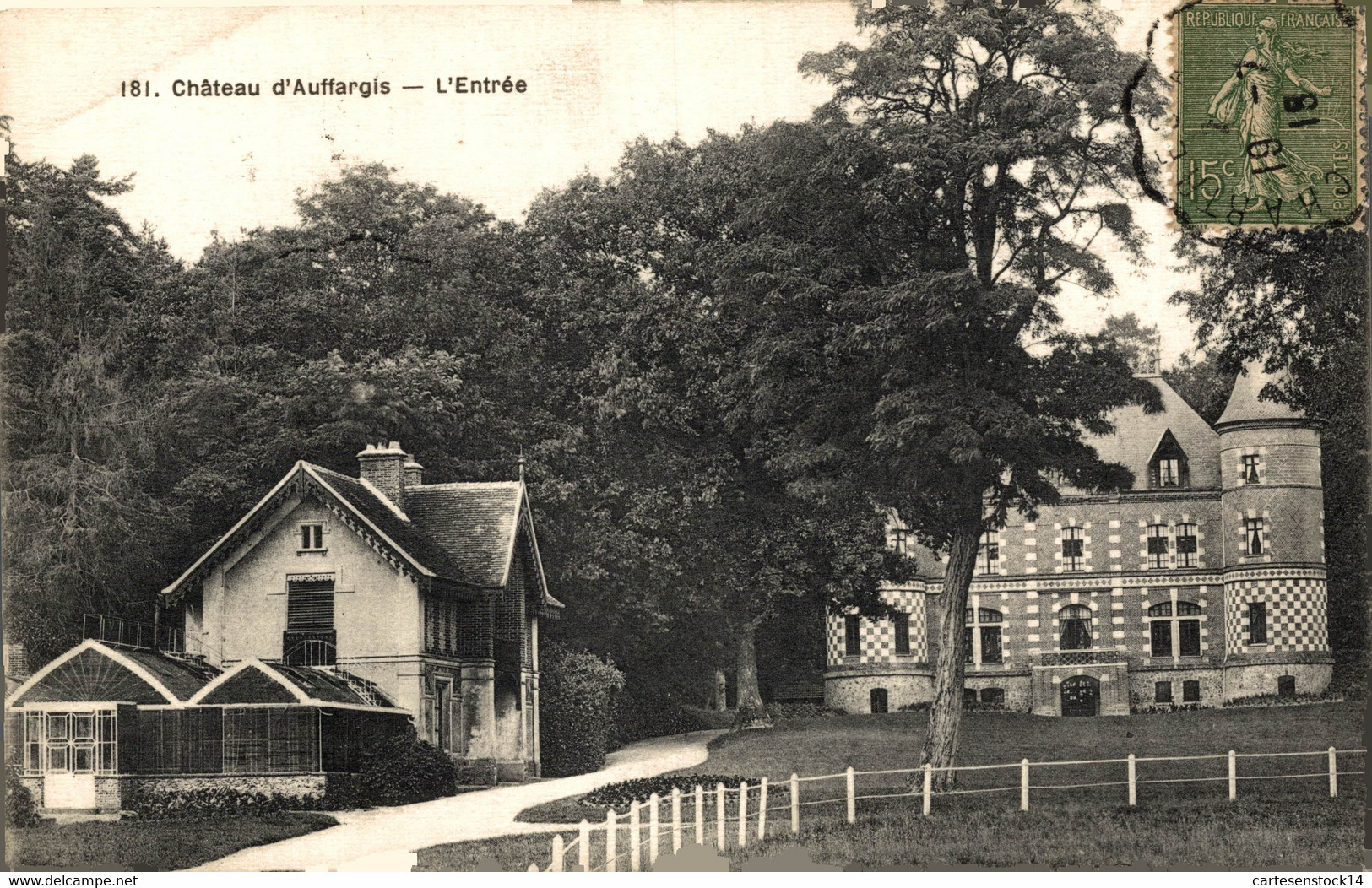 N° 3933 Z -cpa Château D'Auffargis -l'entrée - Auffargis