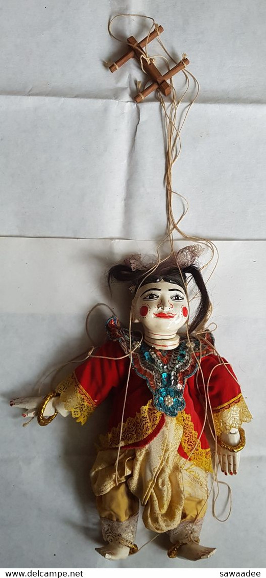 MARIONNETTE A FILS - BIRMANIE - FILLETTE - ARTICULEE - BOIS ET TISSU - HABIT TRADITIONNEL - SYSTEME DE MANIPULATION - Puppets