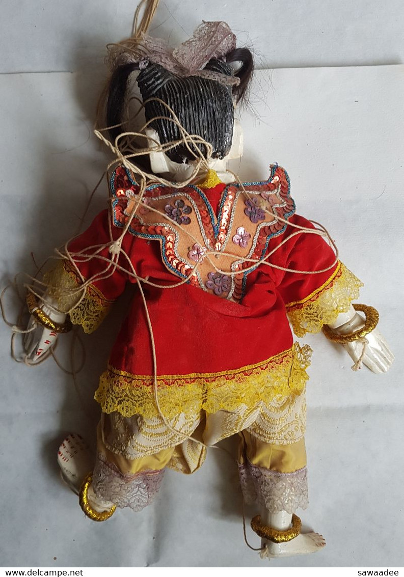 MARIONNETTE A FILS - BIRMANIE - FILLETTE - ARTICULEE - BOIS ET TISSU - HABIT TRADITIONNEL - SYSTEME DE MANIPULATION - Puppets