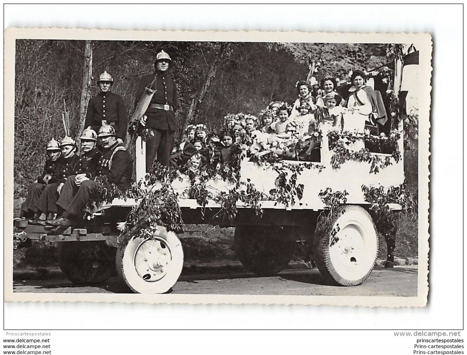 CPA 60 Carte Photo Montataire Un Char Avec Les Pompiers Et La Reinne Du Village - Montataire