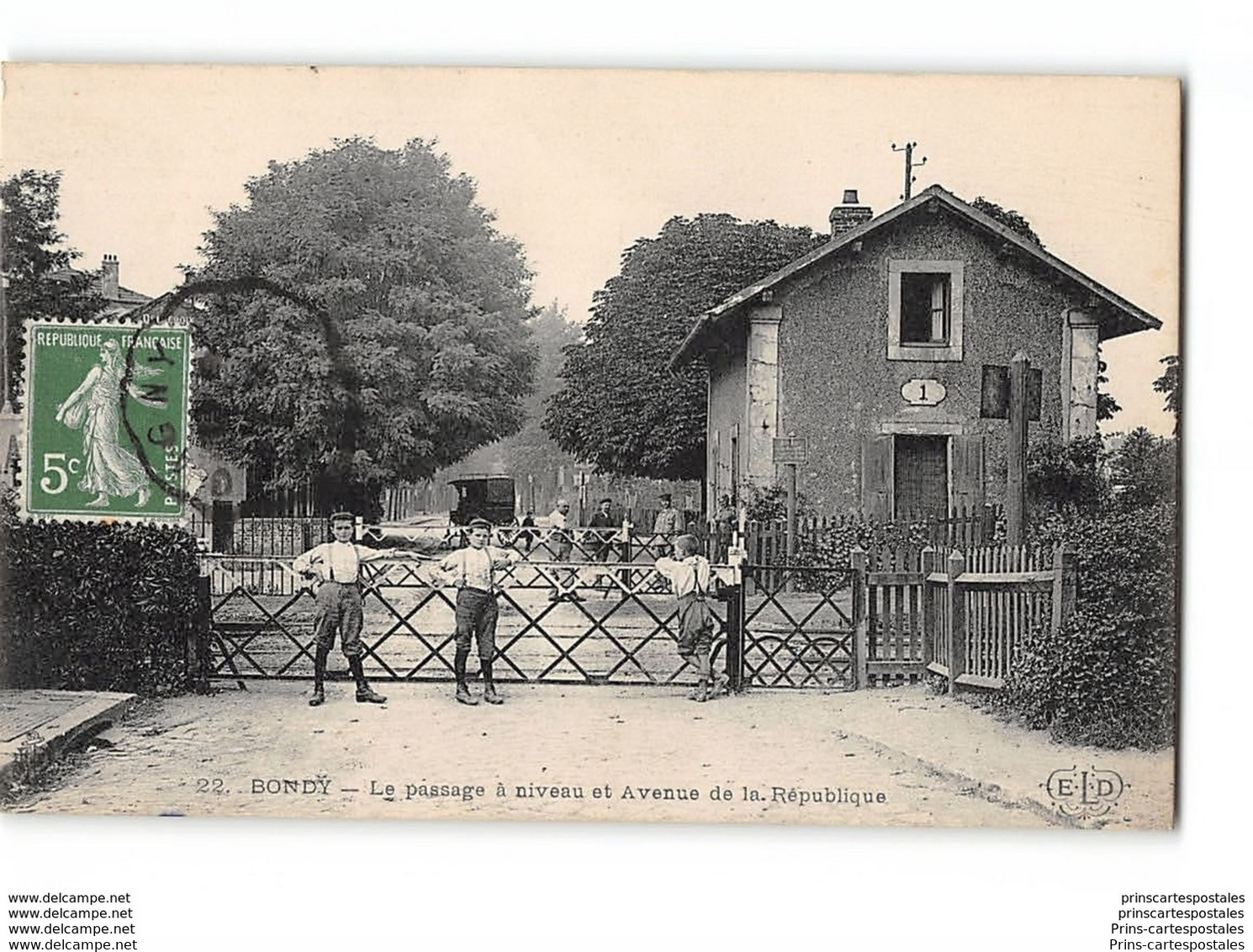 CPA 93 Bondy Le Passage à Niveau Et Avenue De La République - Bondy