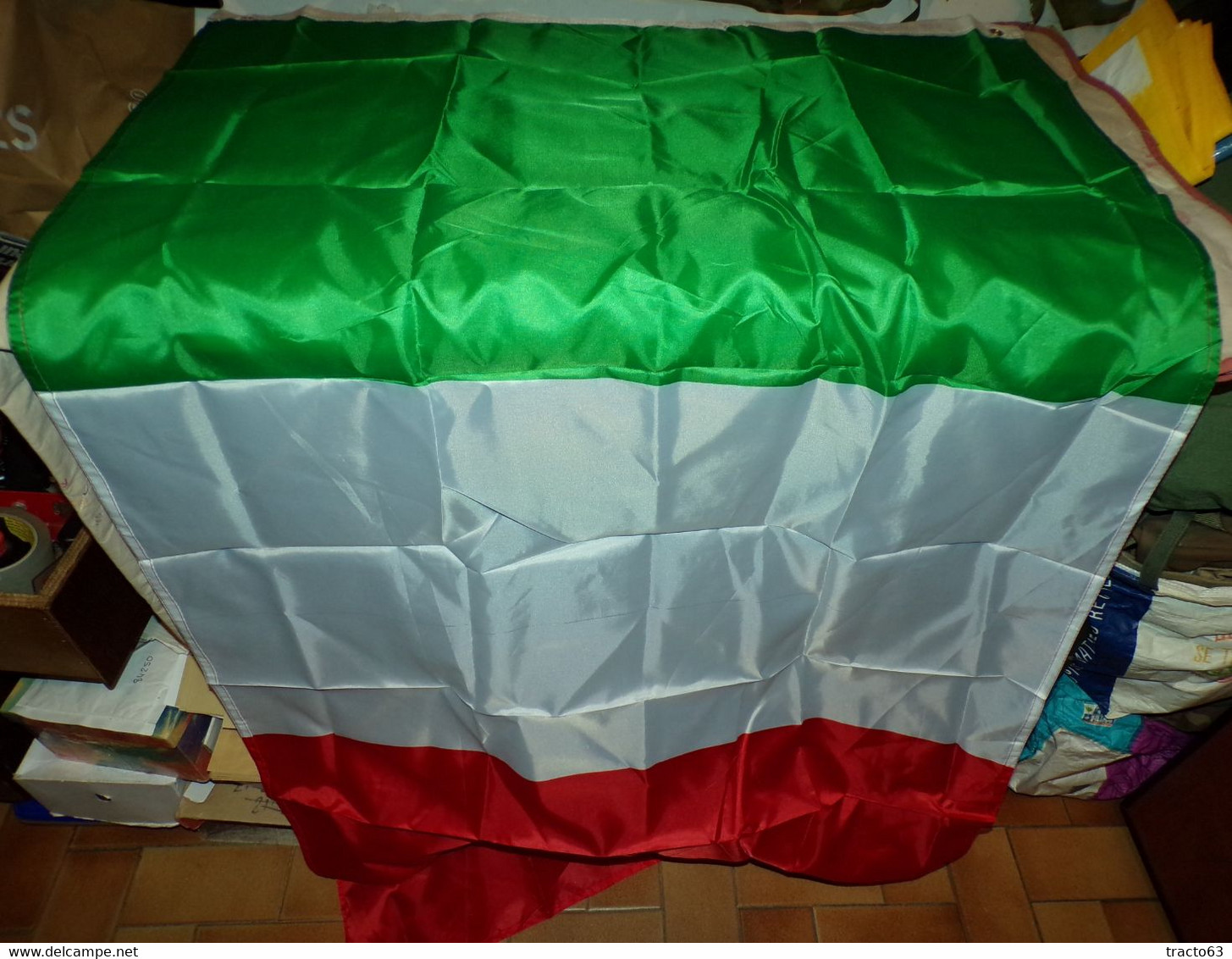 DRAPEAU DE L'ITALIE , DIMENSION 150 CM X 90 CM , DEUX OEUILLETS POUR LE SUSPENDRE , ETAT NEUF VOIR PHOTO . POUR TOUT REN - Flags