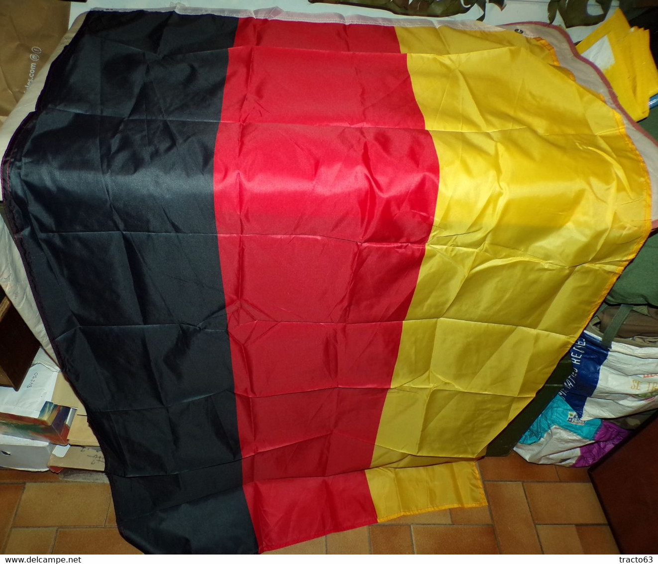 DRAPEAU DE L'ALLEMAGNE , DIMENSION 150 CM X 90 CM , DEUX OEUILLETS POUR LE SUSPENDRE , ETAT NEUF VOIR PHOTO . POUR TOUT - Drapeaux