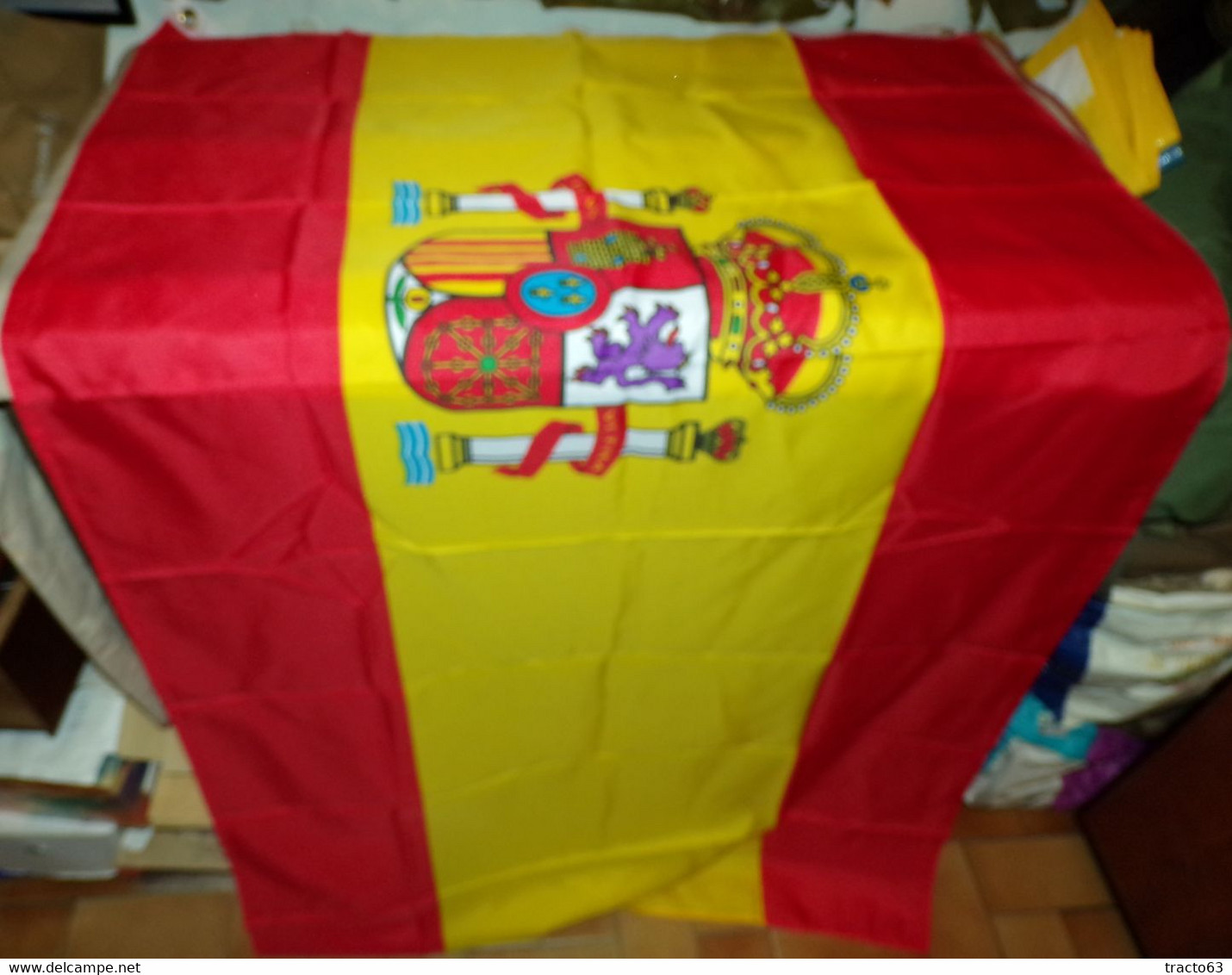 DRAPEAU DE L'ESPAGNE , DIMENSION 150 CM X 90 CM , DEUX OEUILLETS POUR LE SUSPENDRE , ETAT NEUF VOIR PHOTO . POUR TOUT RE - Drapeaux