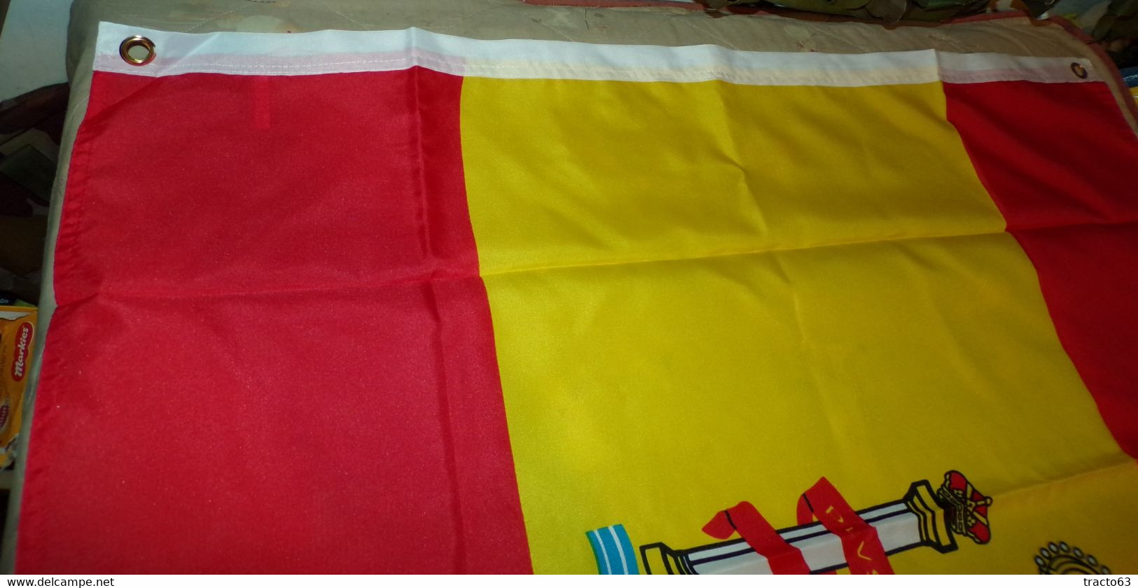 DRAPEAU DE L'ESPAGNE , DIMENSION 150 CM X 90 CM , DEUX OEUILLETS POUR LE SUSPENDRE , ETAT NEUF VOIR PHOTO . POUR TOUT RE - Drapeaux