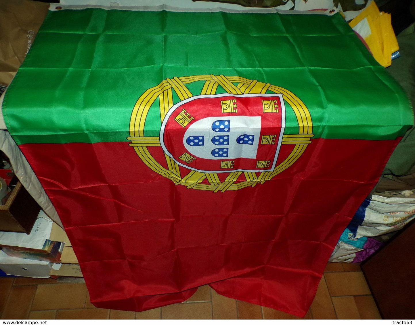 DRAPEAU DU PORTUGAL , DIMENSION 150 CM X 90 CM , DEUX OEUILLETS POUR LE SUSPENDRE , ETAT NEUF VOIR PHOTO . POUR TOUT REN - Drapeaux