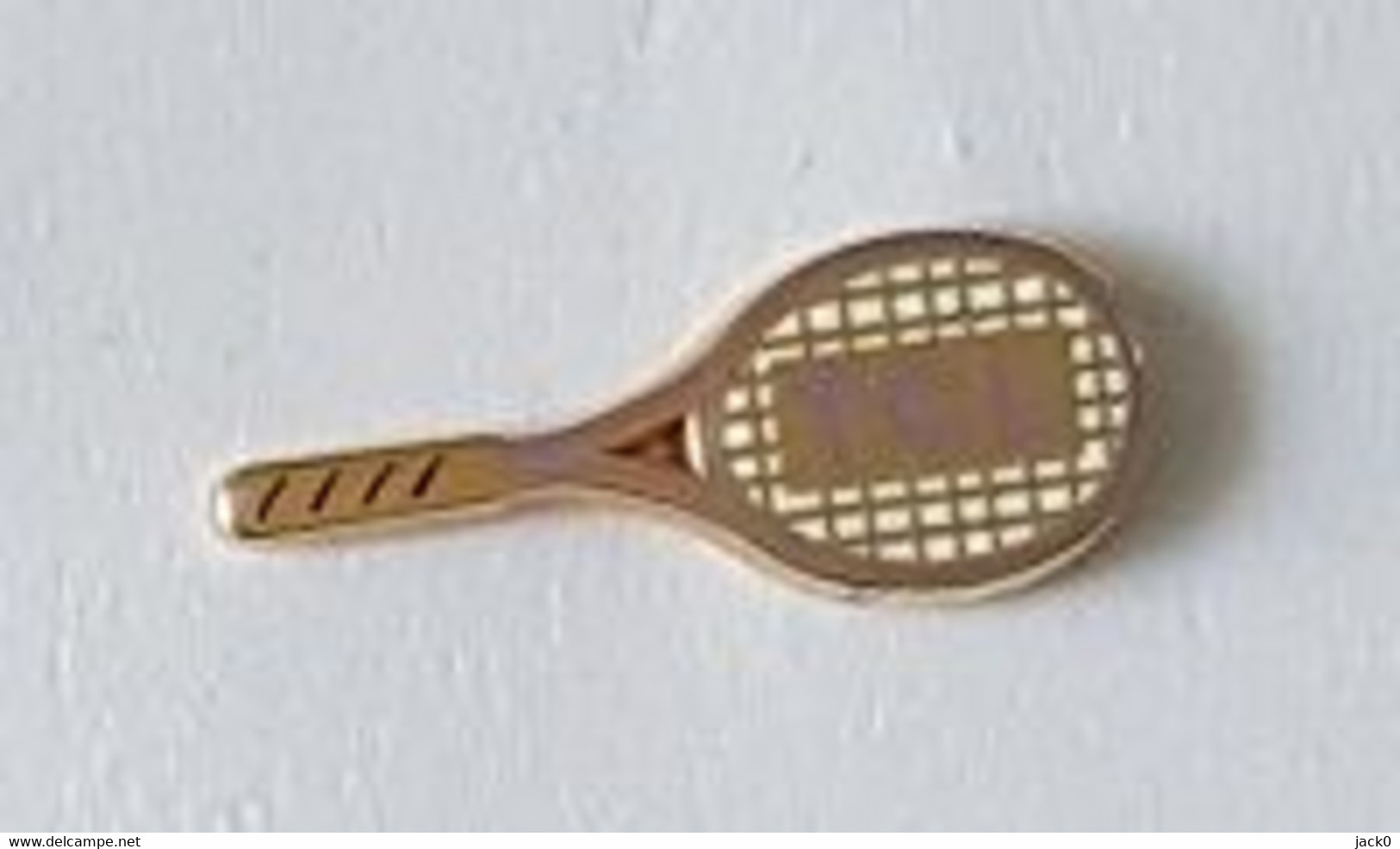 Pin's  Arthus  Bertrand, Sport  Tennis  Raquette  T C L  Cartouche  Violette - Arthus Bertrand