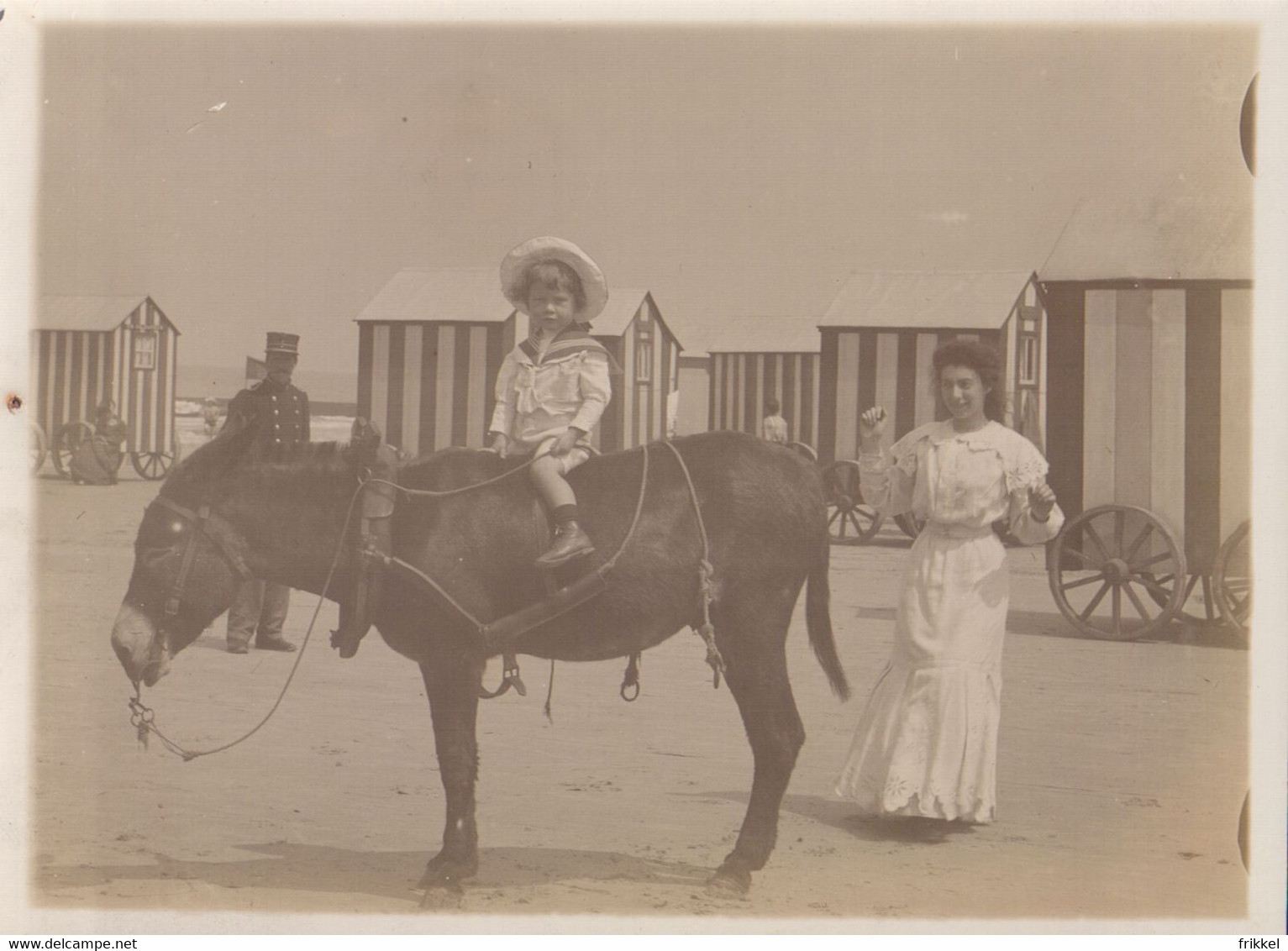 Cabine Kind Op Ezel âne Nieuwpoort ? Oostende ? De Panne ? Knokke ? Heist ? Albumine Foto Photo D'albumine (9x12 Cm) - Nieuwpoort