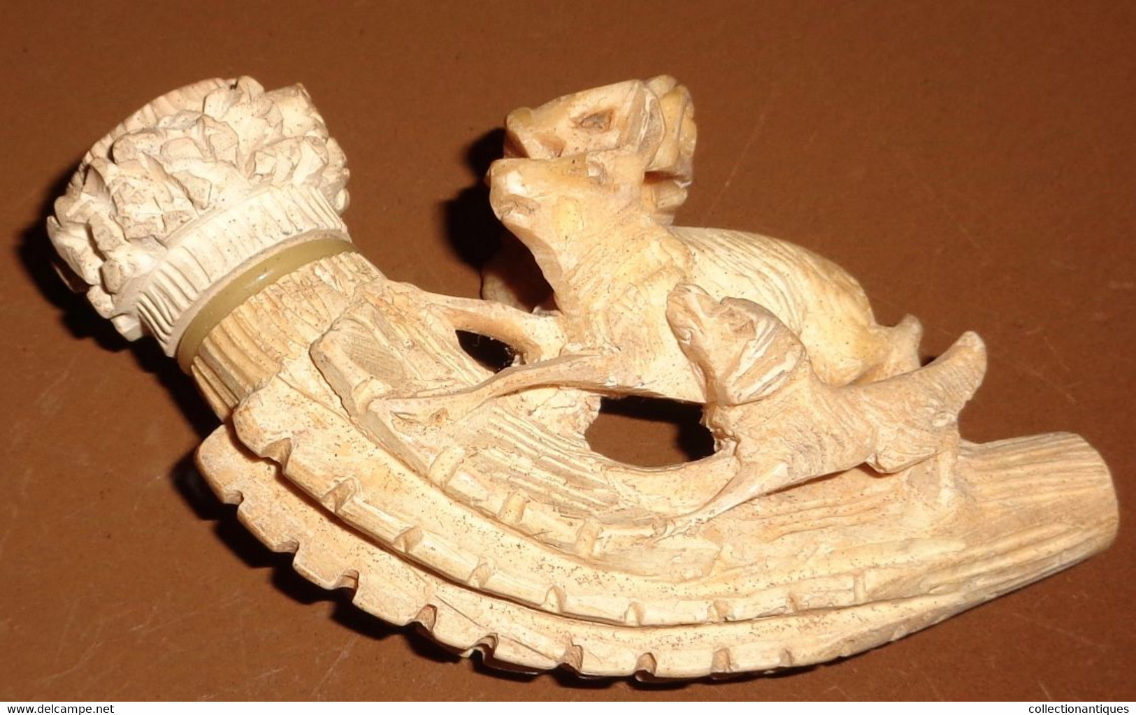 Belle Pipe En écume Sculptée Décor Chien De Chasse Poursuivant Un Cerf - Embout Ambre - Ayant Fumé - 16 Cm - étui - Pipa In Schiuma