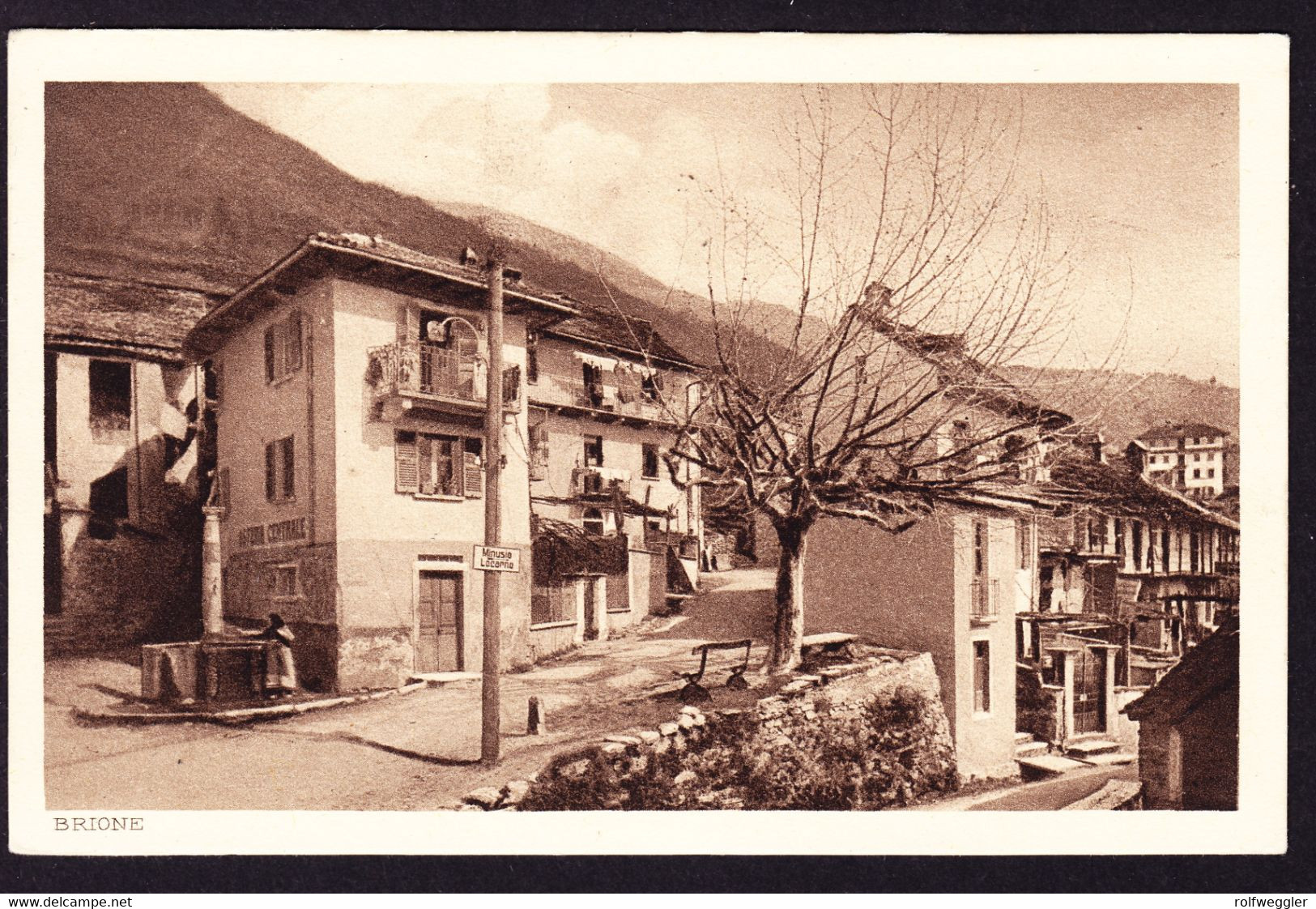 Um 1930 Ungelaufene AK Aus Brione Am Dorfbrunnen. - Brione Sopra Minusio