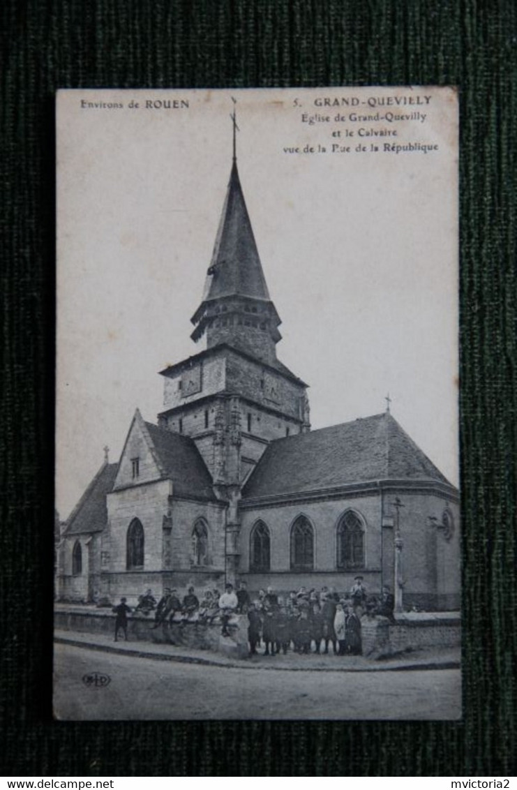 Le GRAND - QUEVILLY : Eglise Et Le Calvaire ,vue De La Rue De La République. - Le Grand-Quevilly