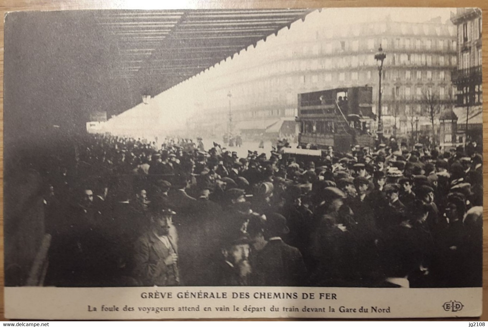 Carte Postale Grève Des Chemins De Fer La Foule Des Voyageurs Attend En Vain Le Départ Du Train Devant La Gare Du Nord - Treni