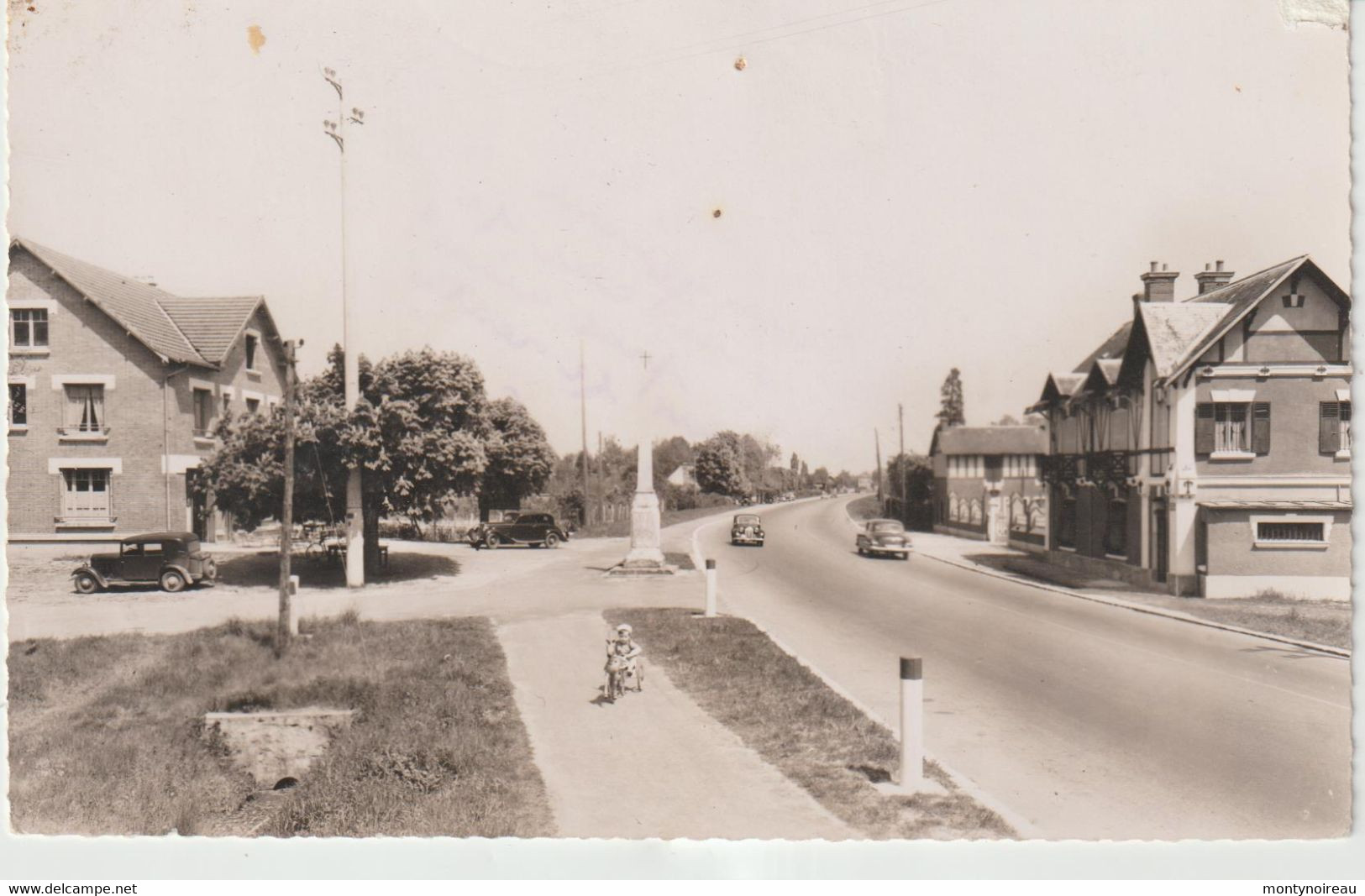 Yvelines : LE  PERRAY En  Yvelines : Vue  La  Croix  St  Jacques , Voiture, Vélo - Le Perray En Yvelines