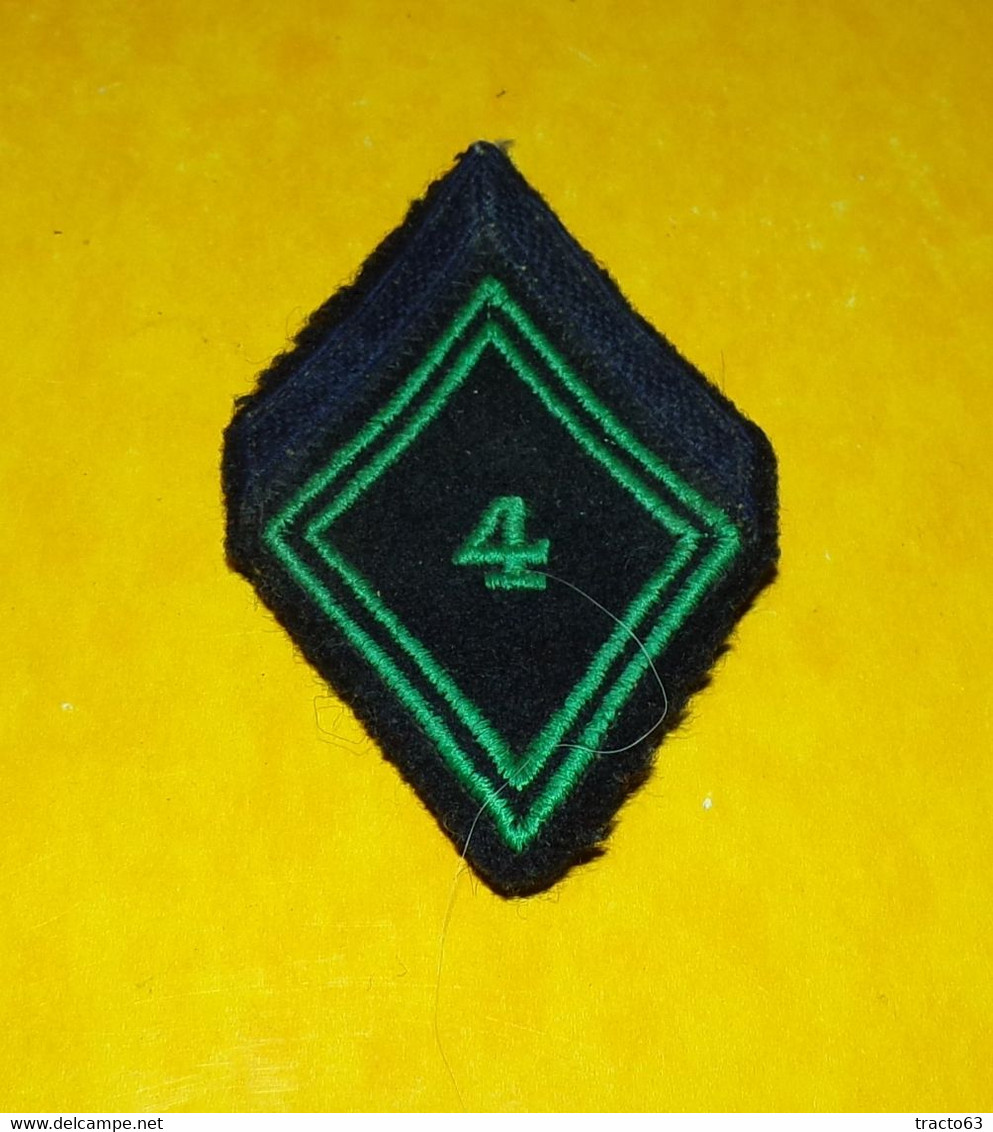 LOSANGE DE BRAS : 4° REGIMENT DE CHASSEURS , MODELE ANCIEN , OBSOLETE POUR COLLECTION ,BON ETAT VOIR PHOTO . POUR TOUT R - Patches